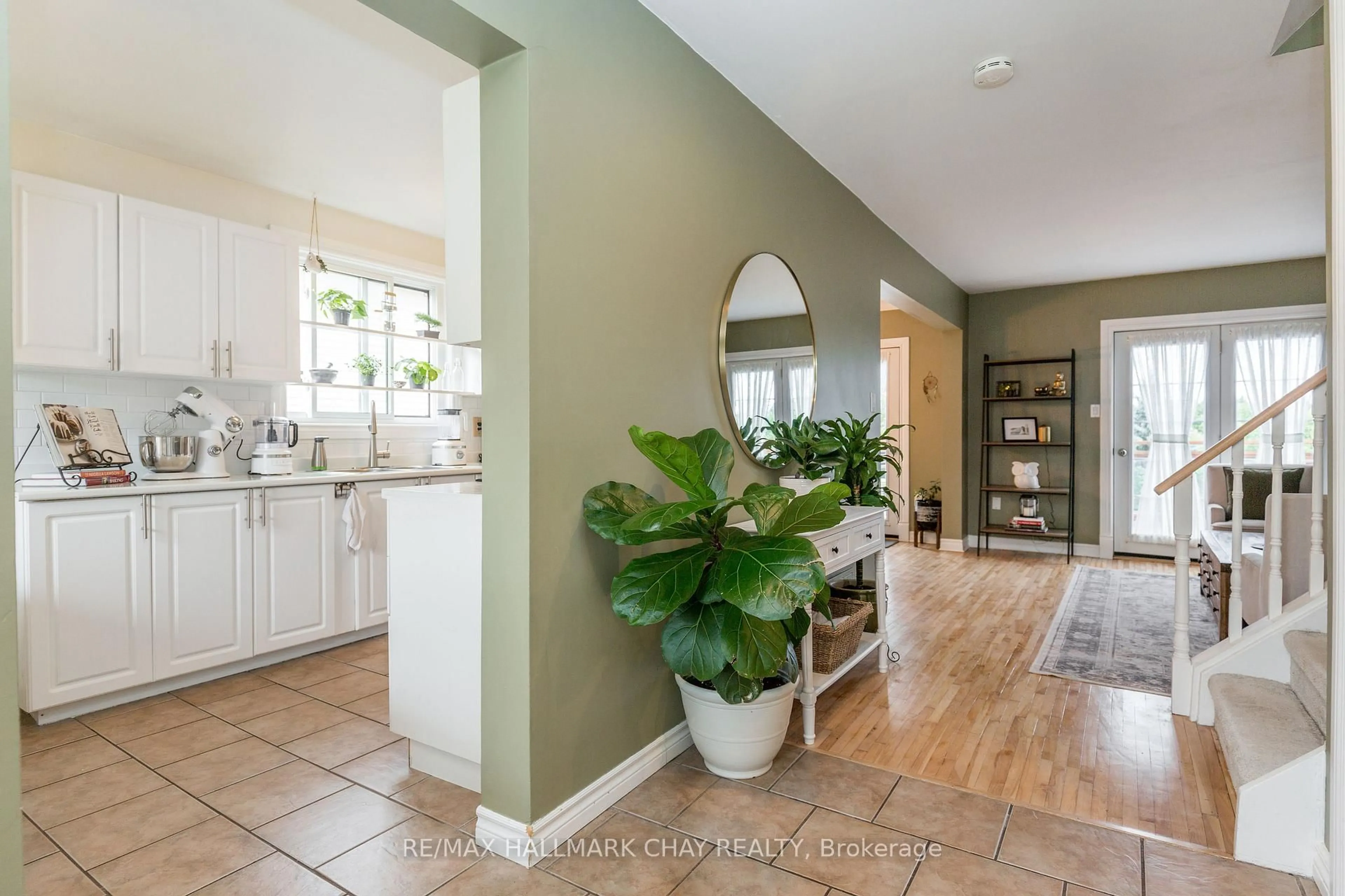 Indoor entryway for 18 Gosney Cres, Barrie Ontario L4N 6T6