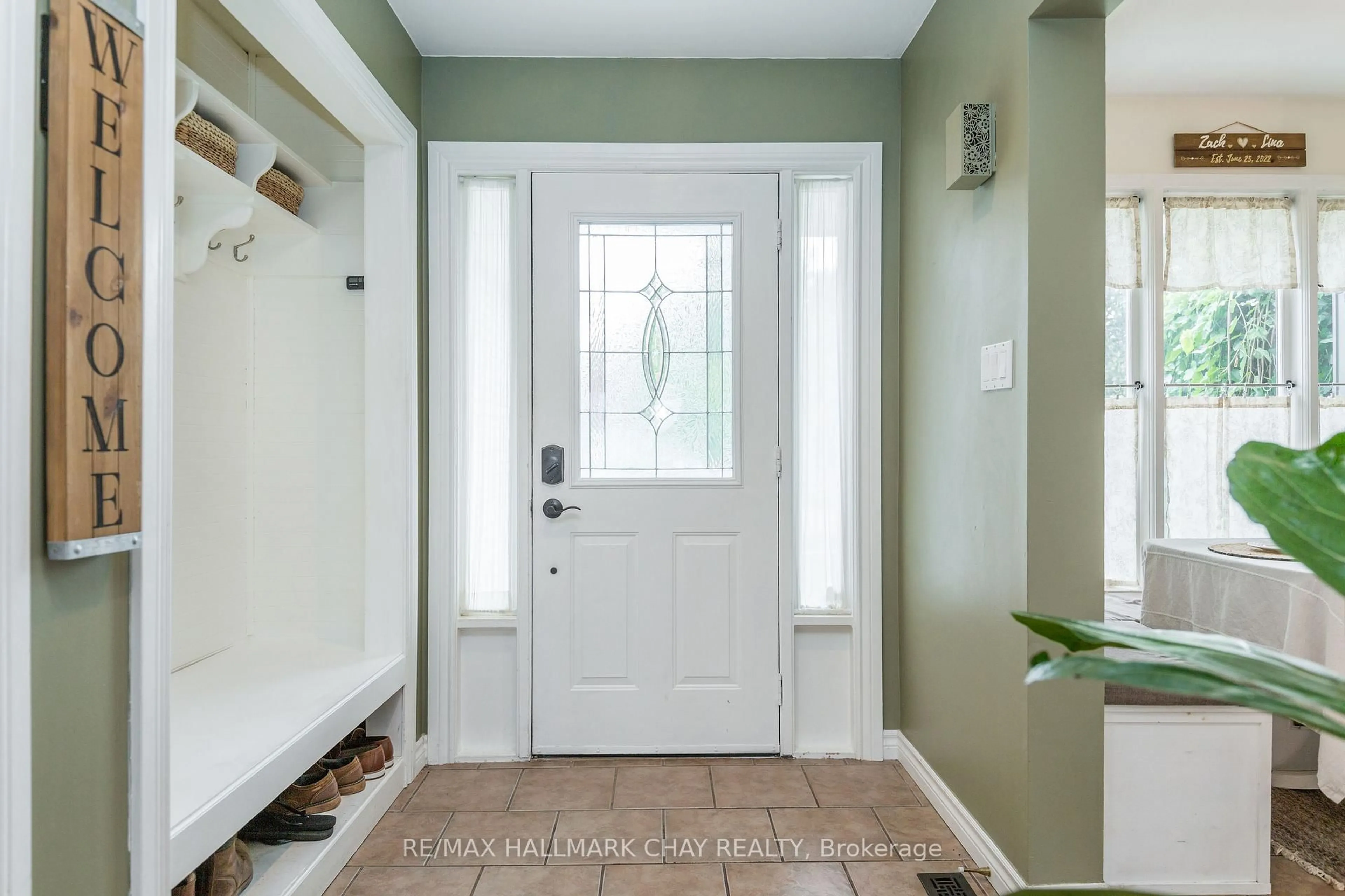 Indoor entryway for 18 Gosney Cres, Barrie Ontario L4N 6T6