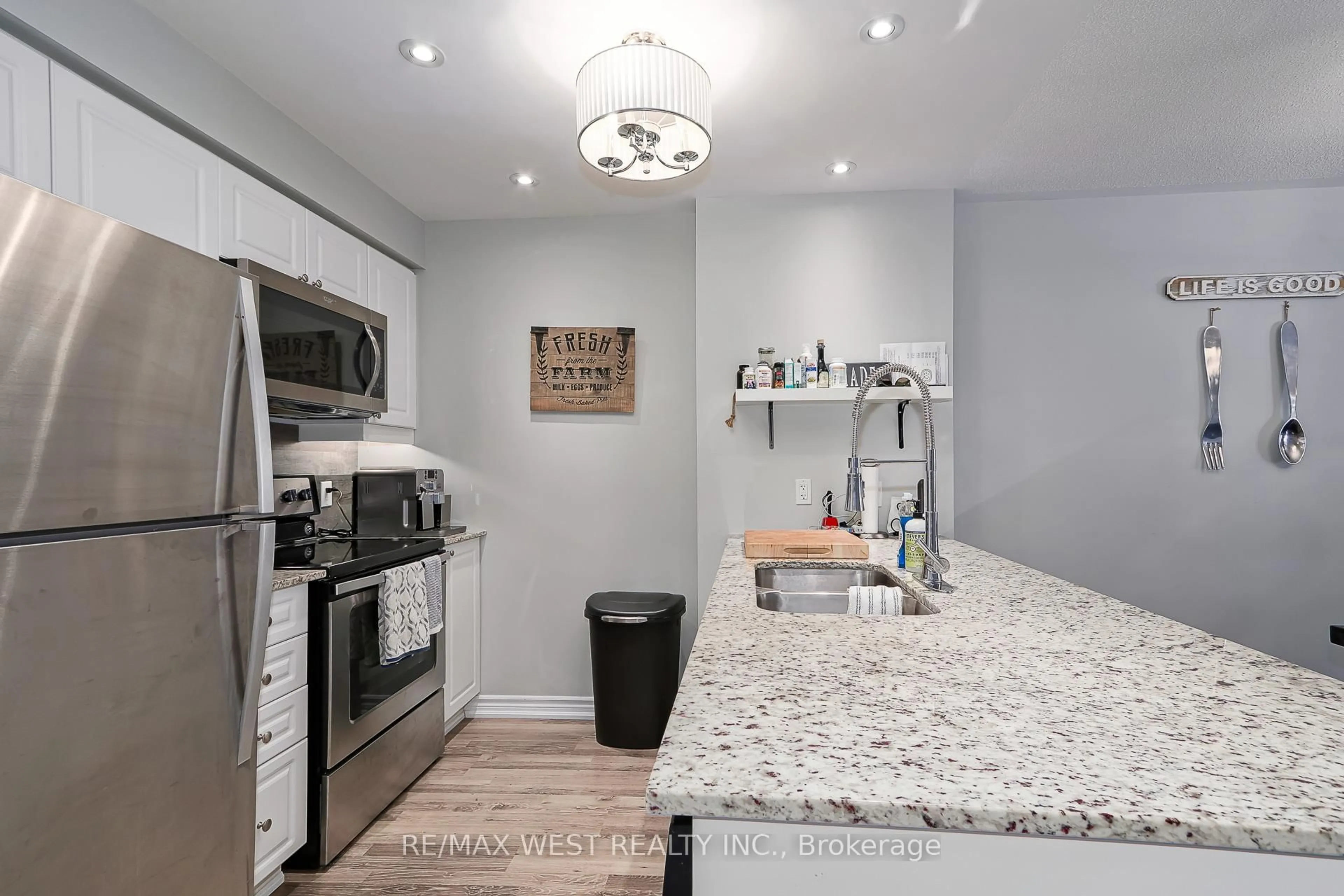 Open concept kitchen, ceramic/tile floor for 5 ANCHORAGE Cres #107, Collingwood Ontario L9Y 0Y6