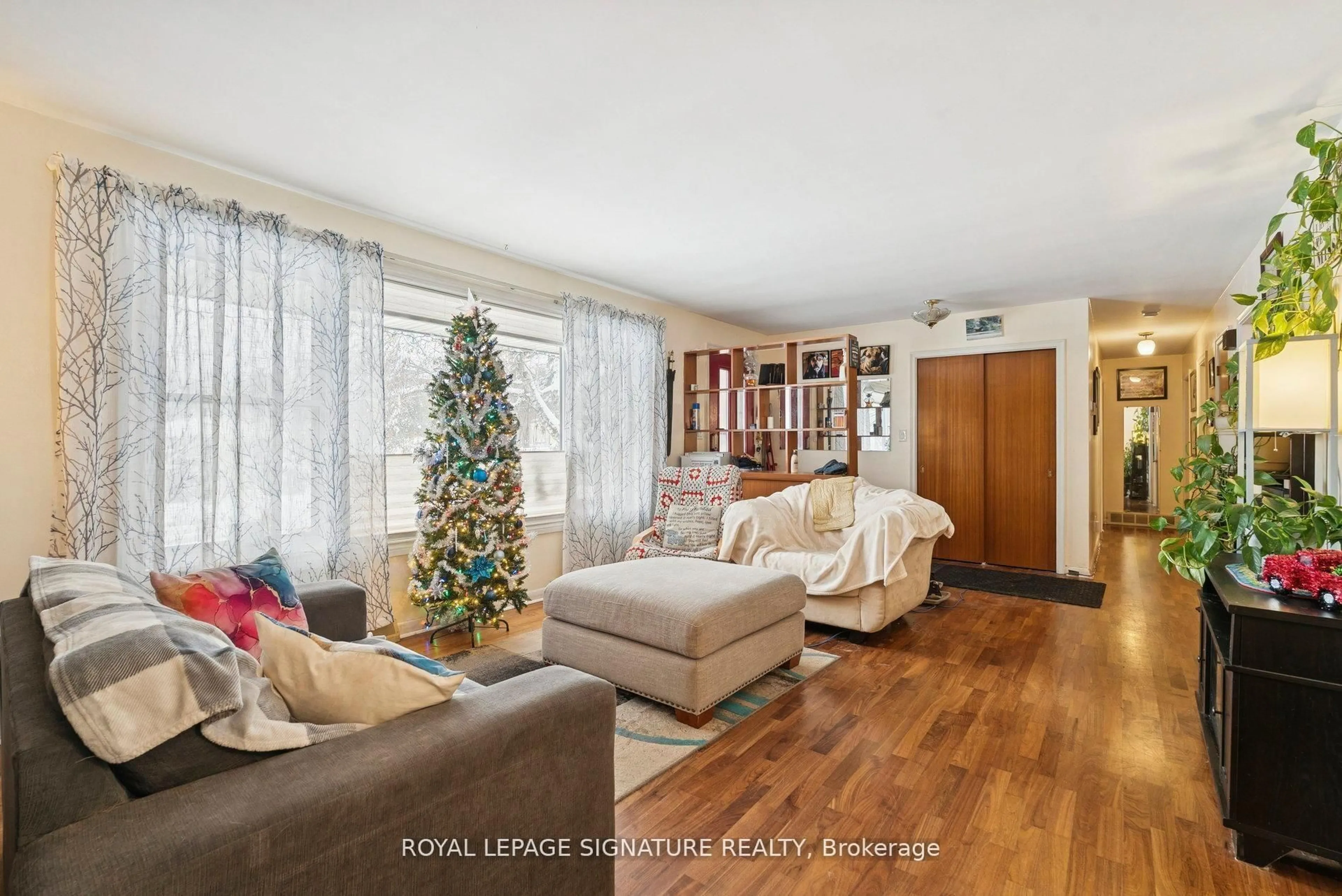 Living room with furniture, wood/laminate floor for 86 Fittons Rd, Orillia Ontario L3V 2J5