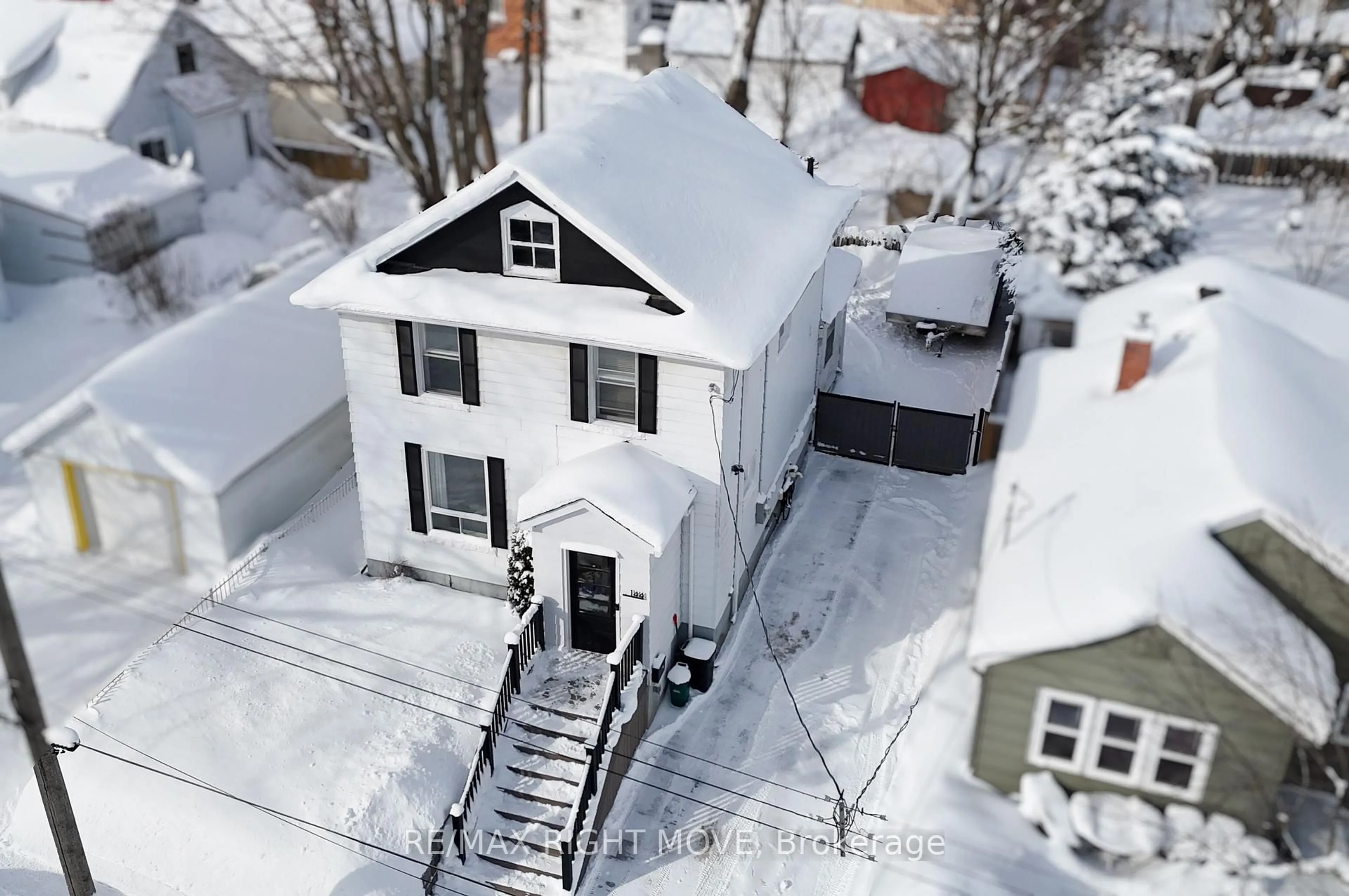 A pic from outside/outdoor area/front of a property/back of a property/a pic from drone, street for 144 Cedar St, Orillia Ontario L3V 2C9