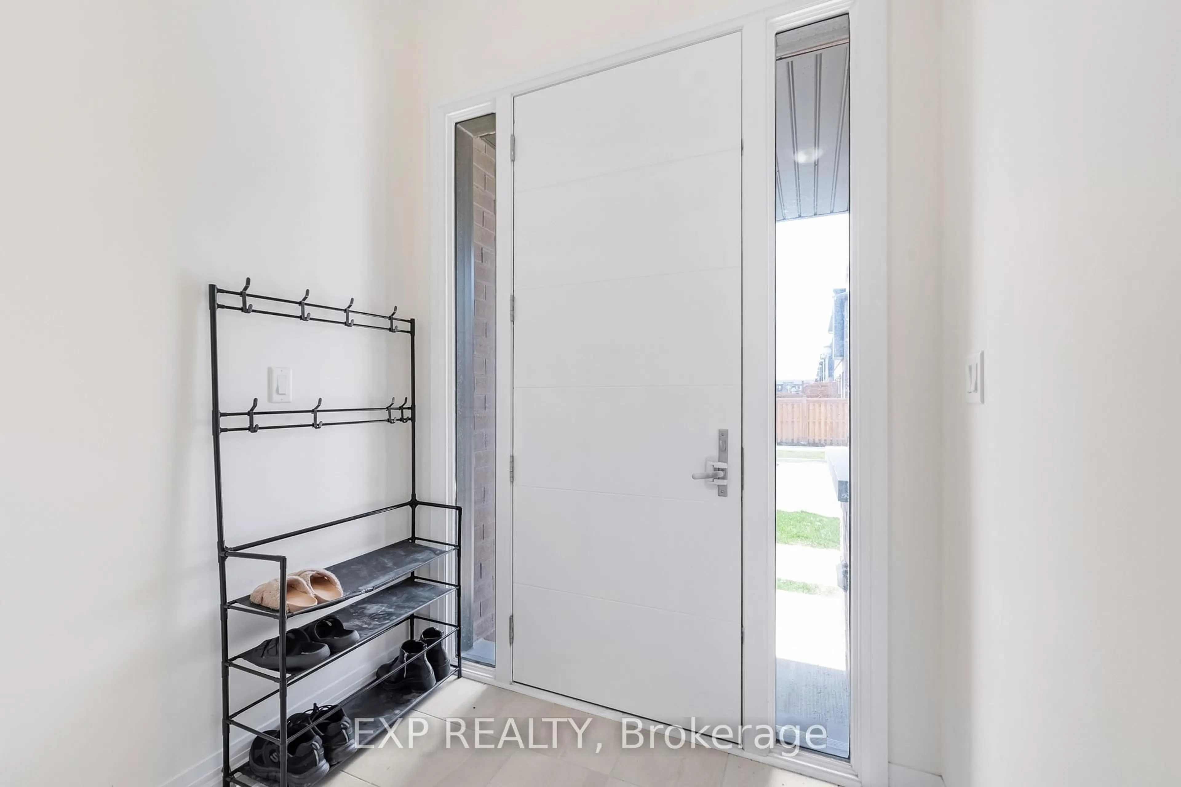 Indoor entryway for 122 Turnberry Lane, Barrie Ontario L9J 0M3