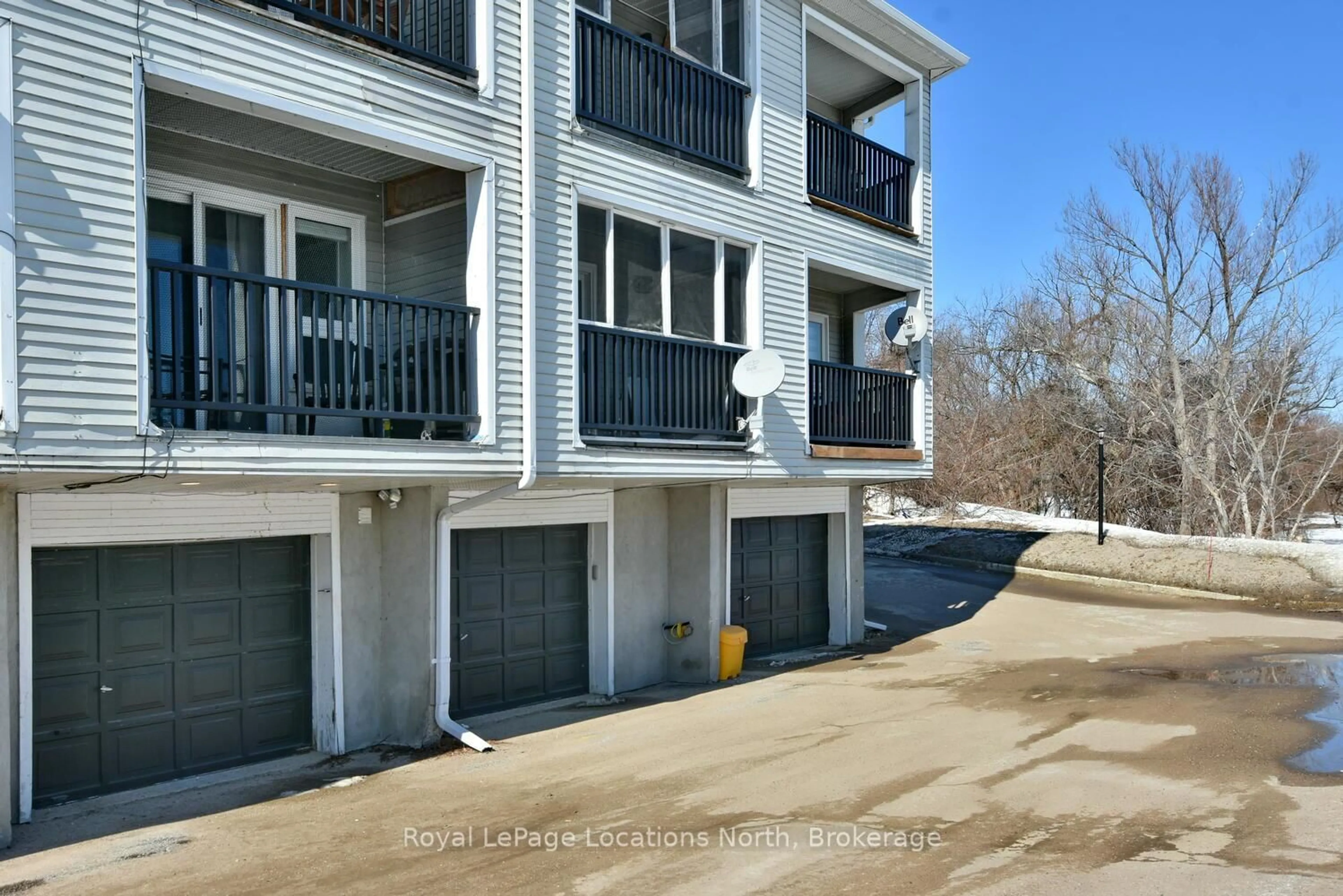 A pic from outside/outdoor area/front of a property/back of a property/a pic from drone, water/lake/river/ocean view for 11 Spruce St St, Wasaga Beach Ontario L9Z 2L4