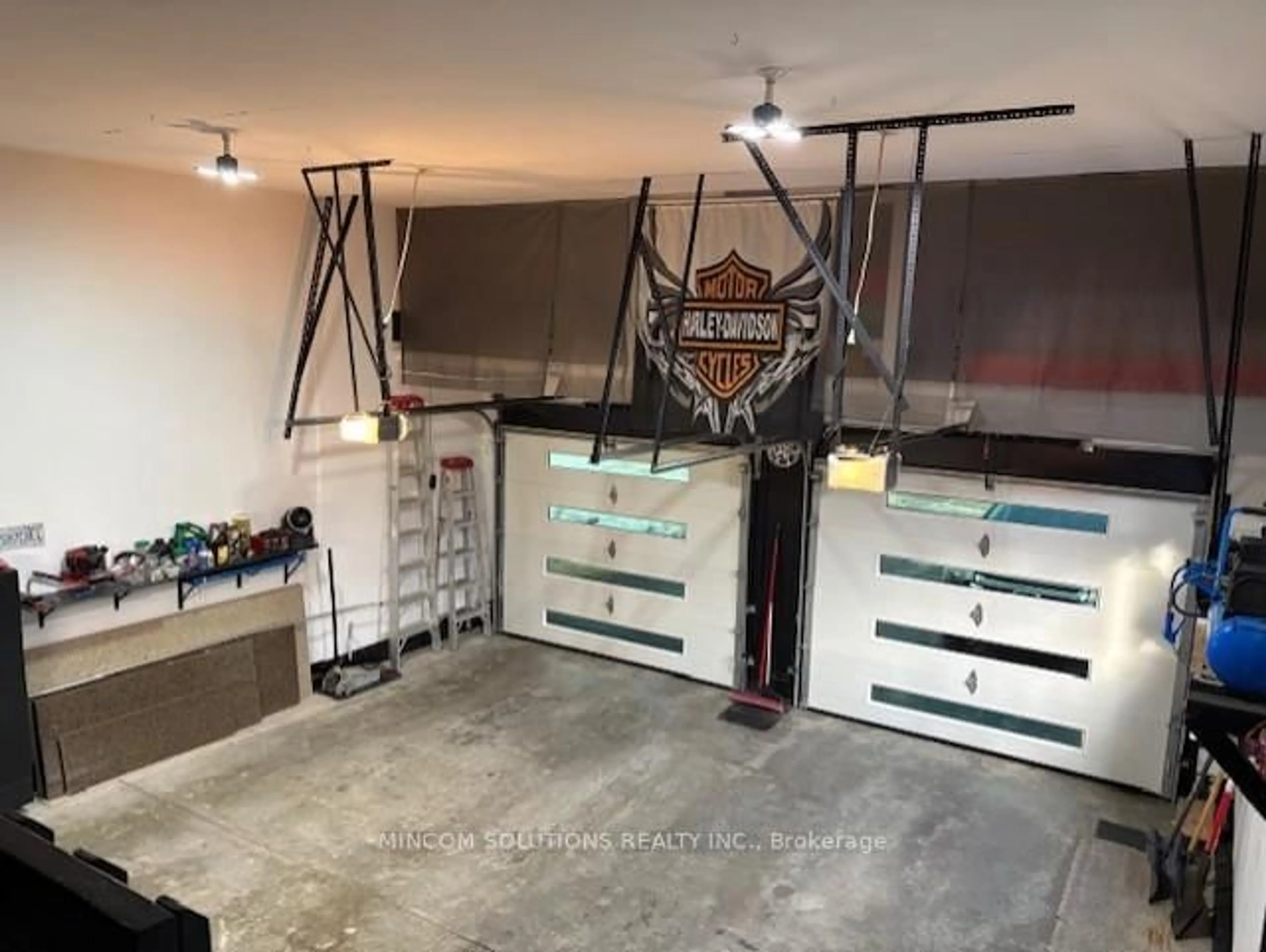 Indoor garage for 4 Downer Cres, Wasaga Beach Ontario L9Z 1B9