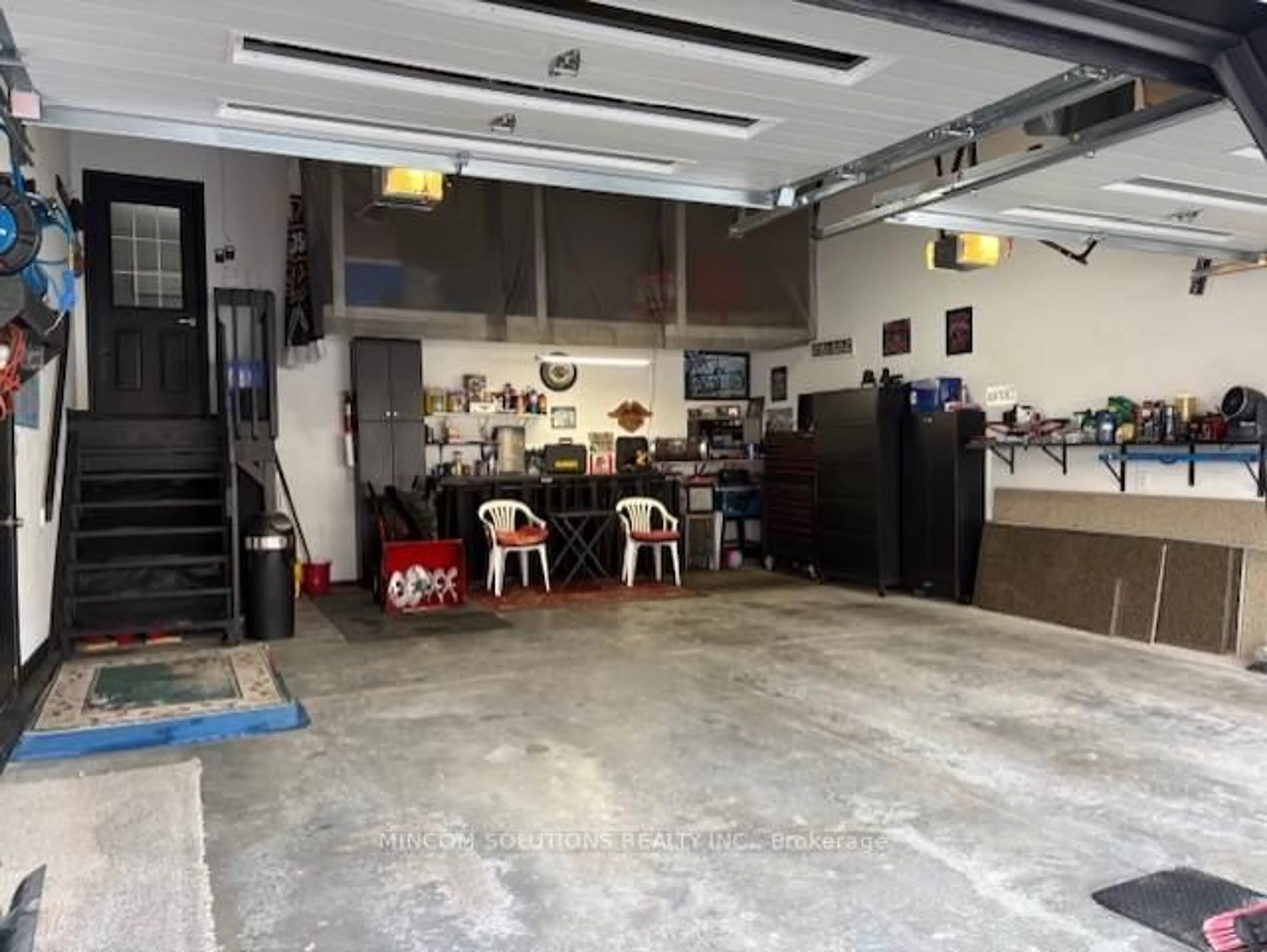 Indoor garage for 4 Downer Cres, Wasaga Beach Ontario L9Z 1B9