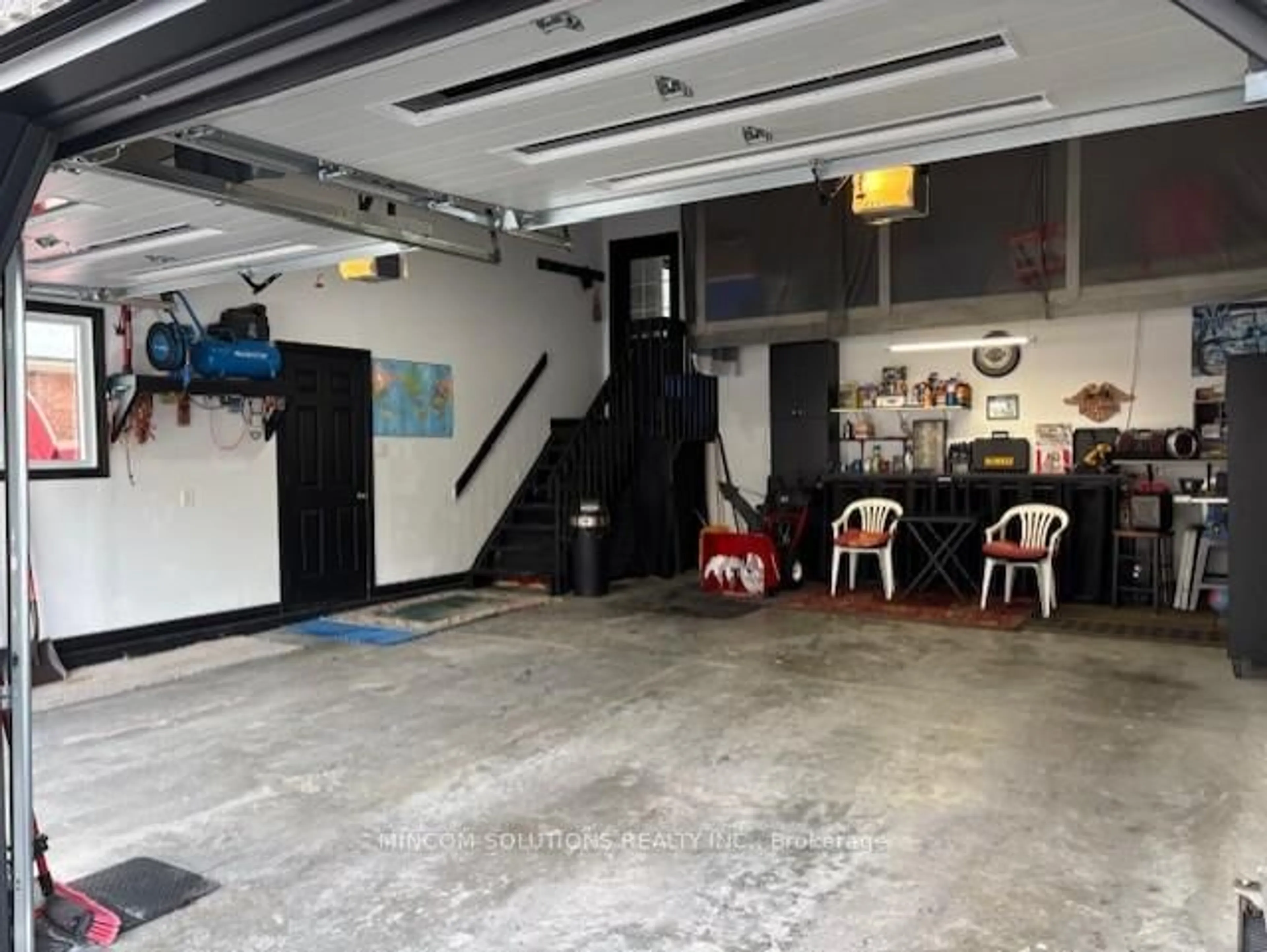 Indoor garage for 4 Downer Cres, Wasaga Beach Ontario L9Z 1B9