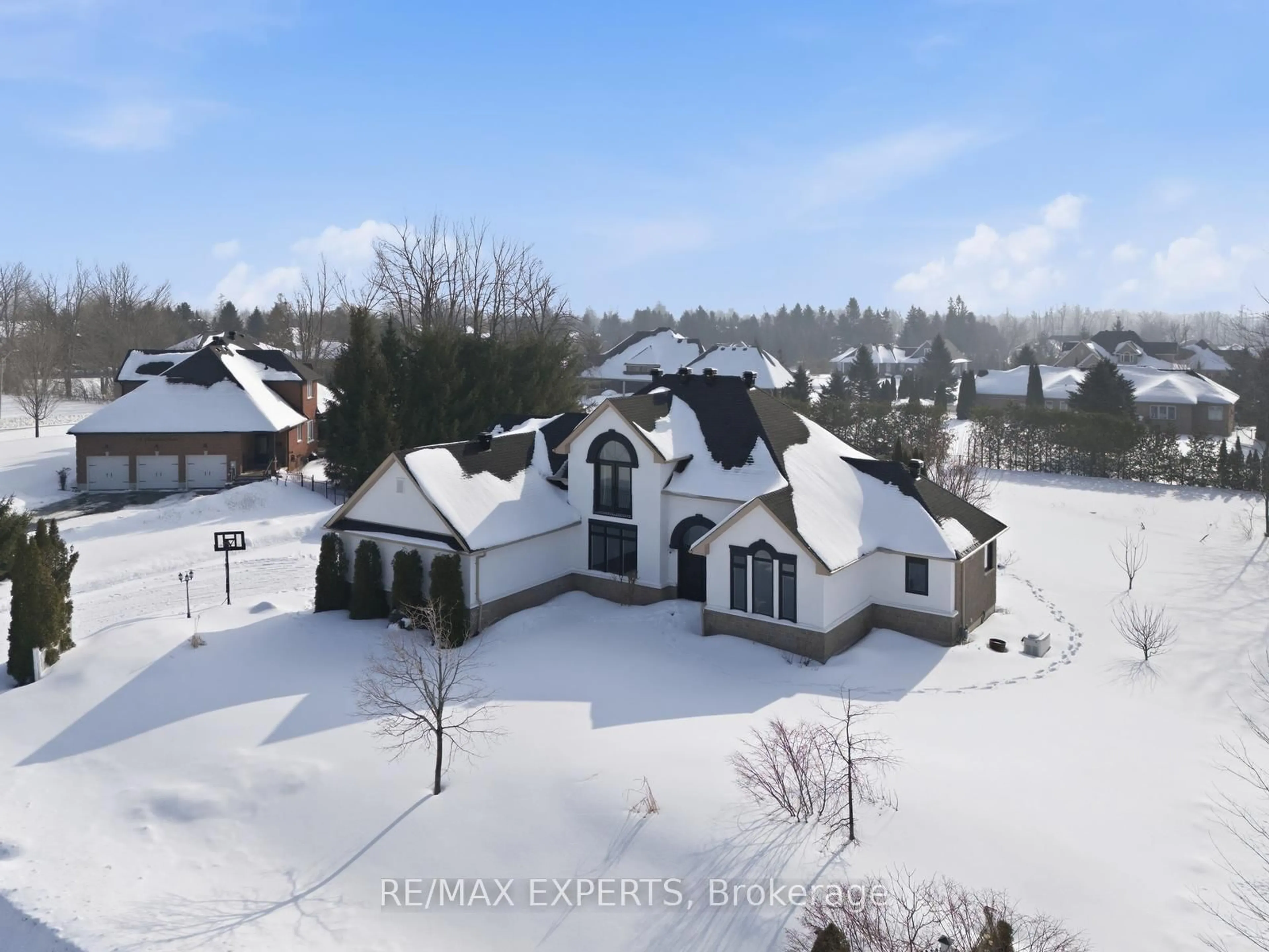 A pic from outside/outdoor area/front of a property/back of a property/a pic from drone, mountain view for 11 Basswood Circ, Oro-Medonte Ontario L0L 2L0
