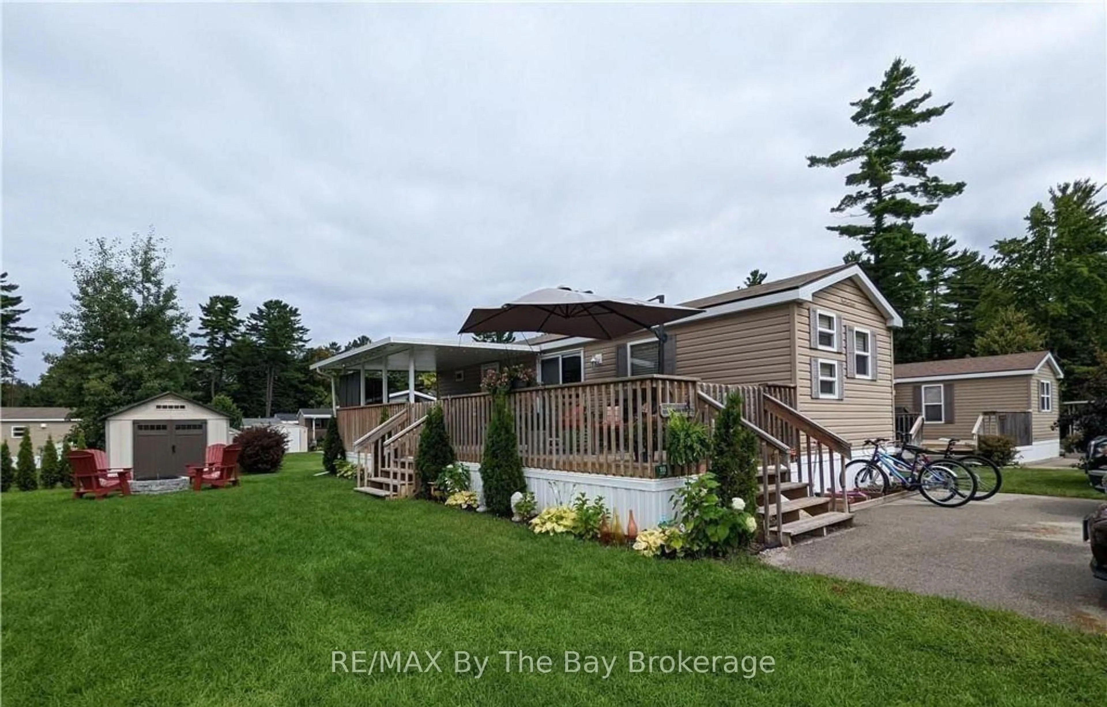 A pic from outside/outdoor area/front of a property/back of a property/a pic from drone, unknown for 16 KENORA Tr, Wasaga Beach Ontario L9Z 1X7