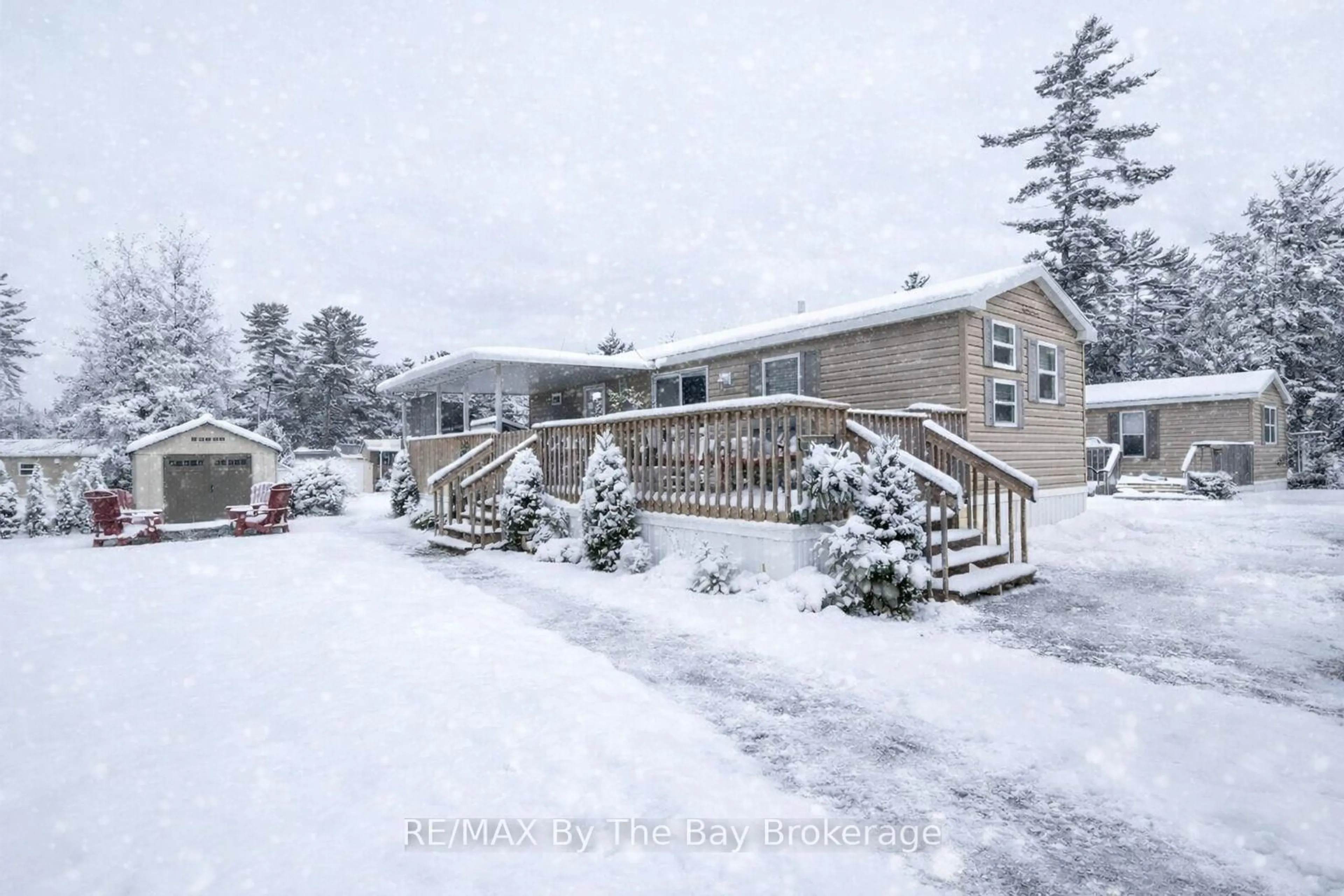 A pic from outside/outdoor area/front of a property/back of a property/a pic from drone, unknown for 16 KENORA Tr, Wasaga Beach Ontario L9Z 1X7