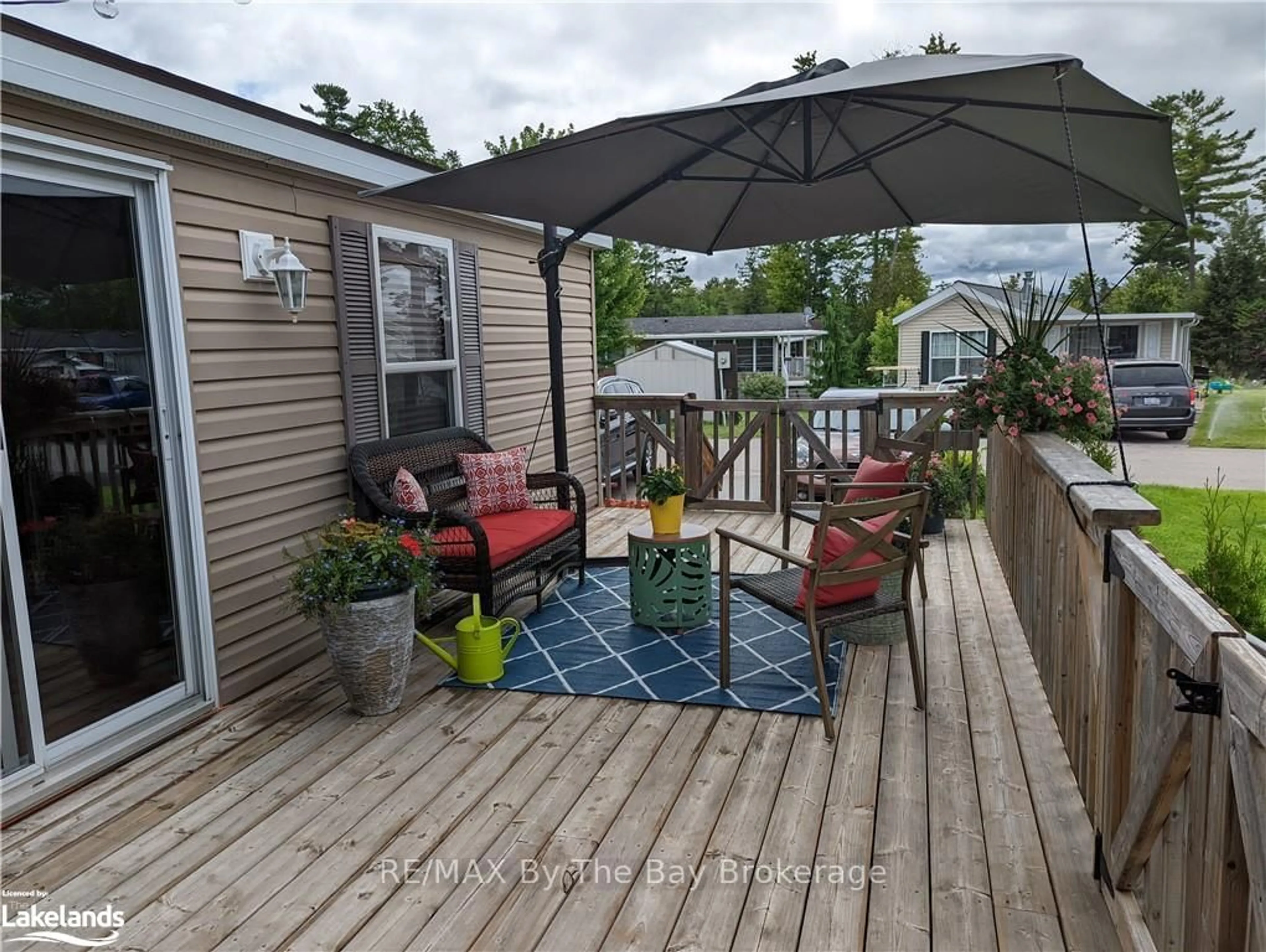 Patio, unknown for 16 KENORA Tr, Wasaga Beach Ontario L9Z 1X7