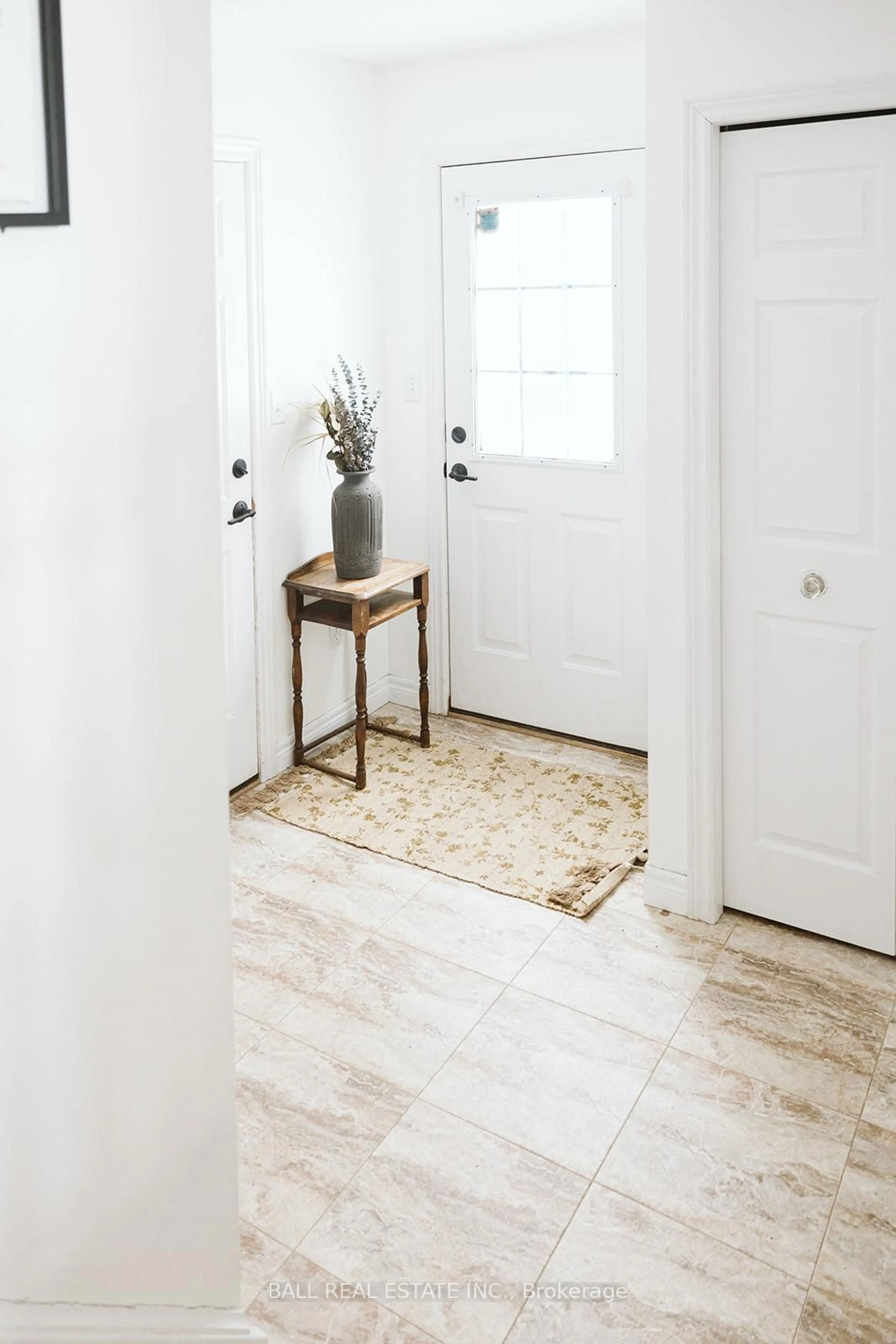 Indoor entryway for 66 Highlands Cres, Collingwood Ontario L9Y 5H3