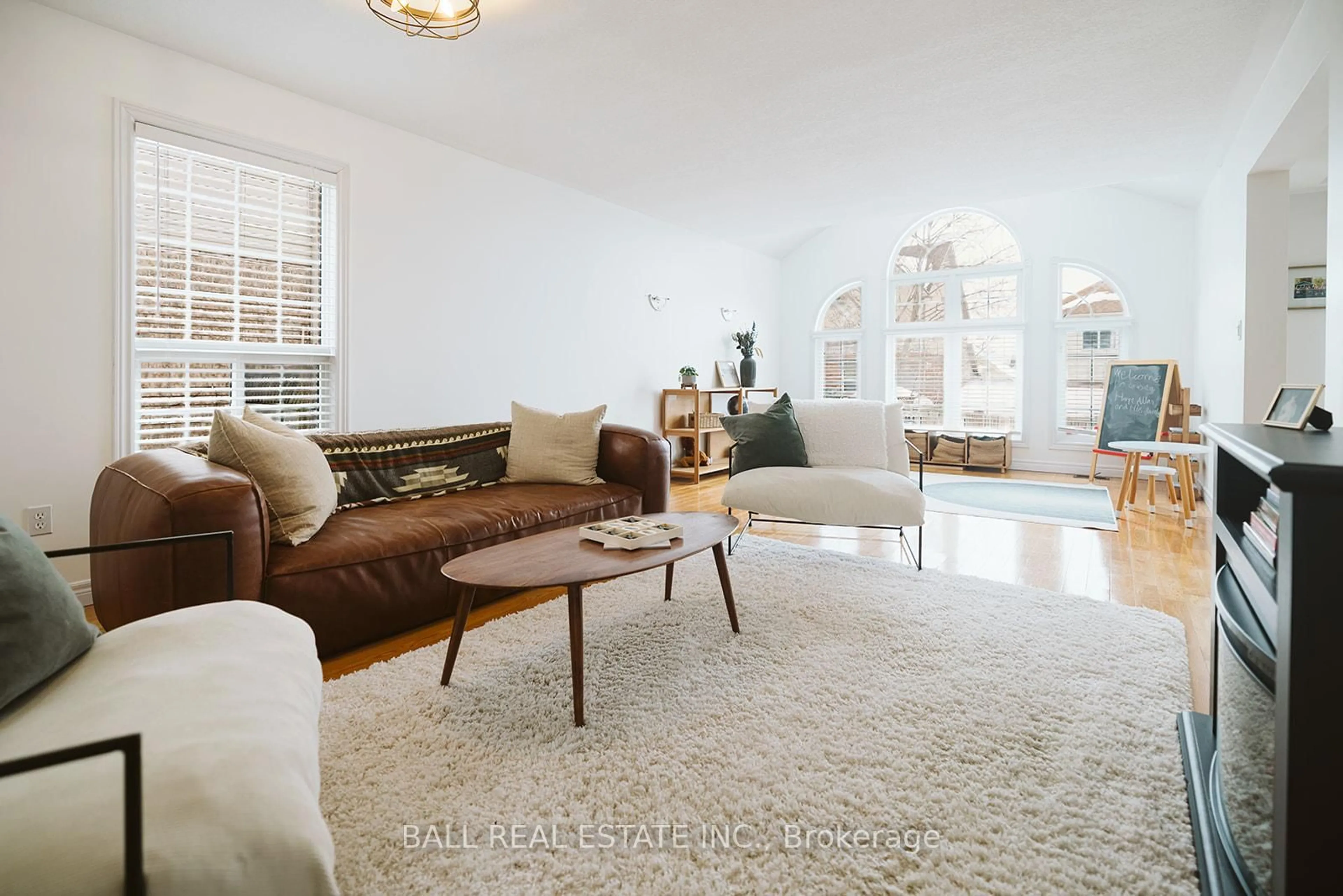 Living room with furniture, unknown for 66 Highlands Cres, Collingwood Ontario L9Y 5H3