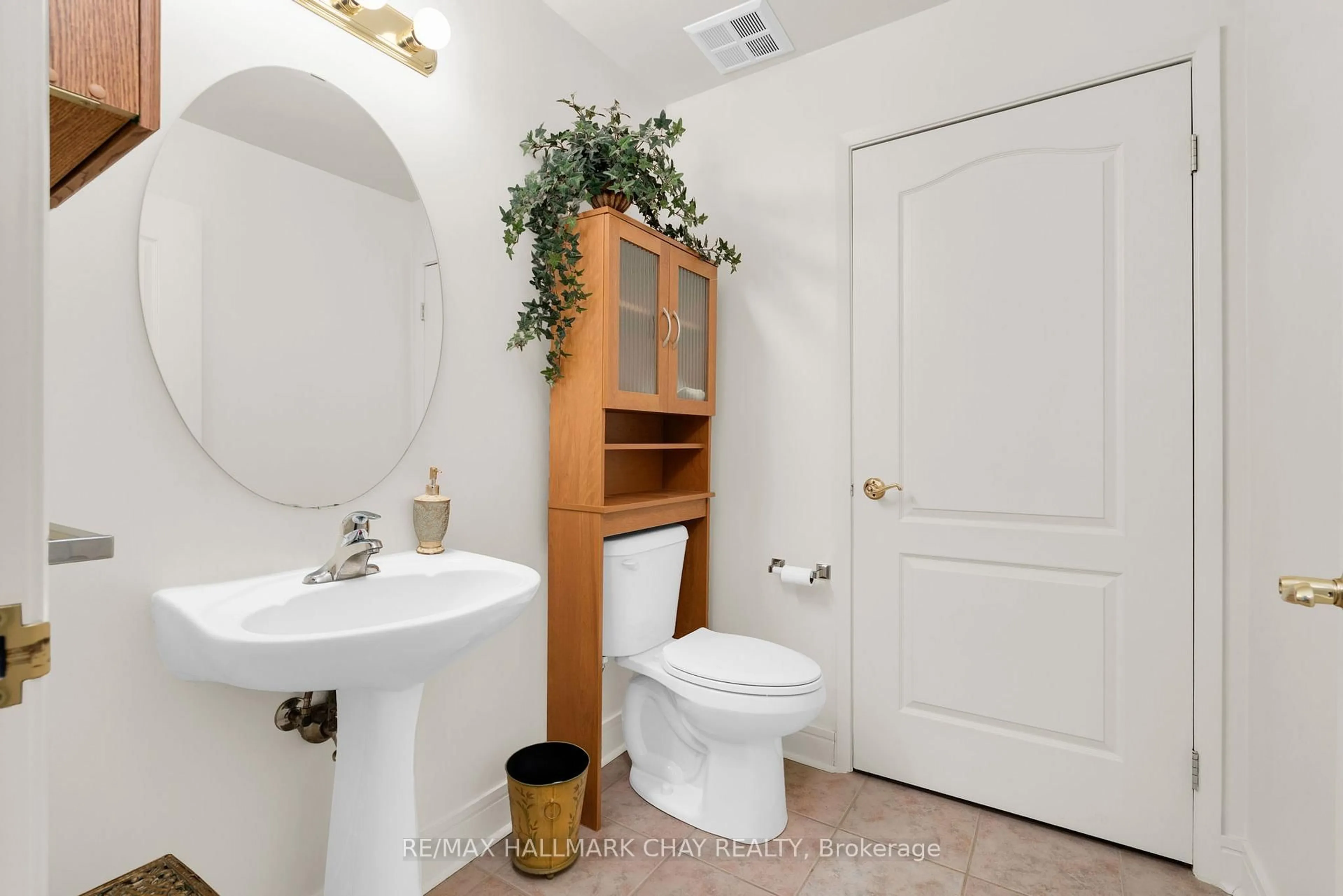 Standard bathroom, ceramic/tile floor for 2 Toronto St #PH 2-4, Barrie Ontario L4N 9R2