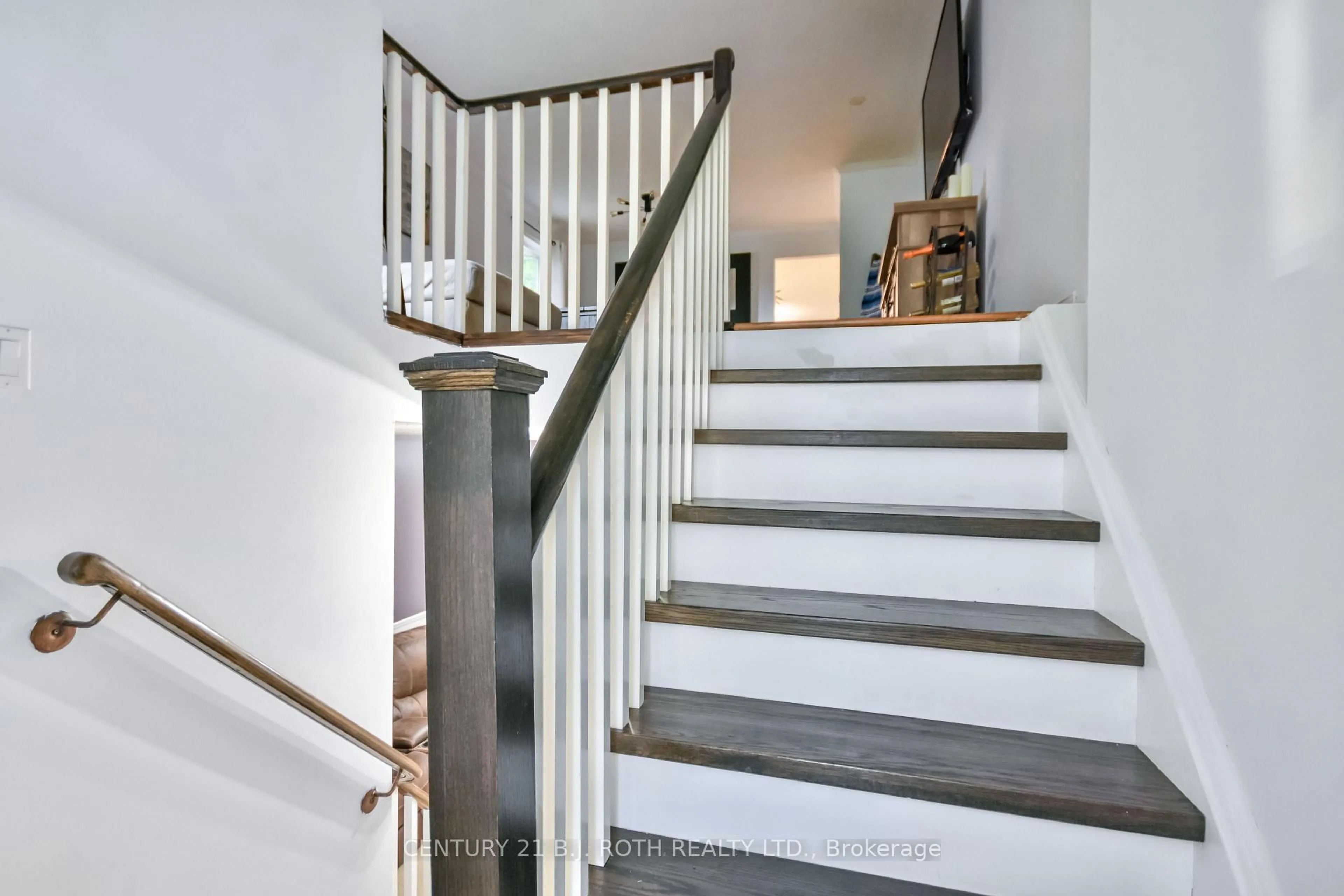 Stairs for 56 Monique Cres, Barrie Ontario L4M 6Y4