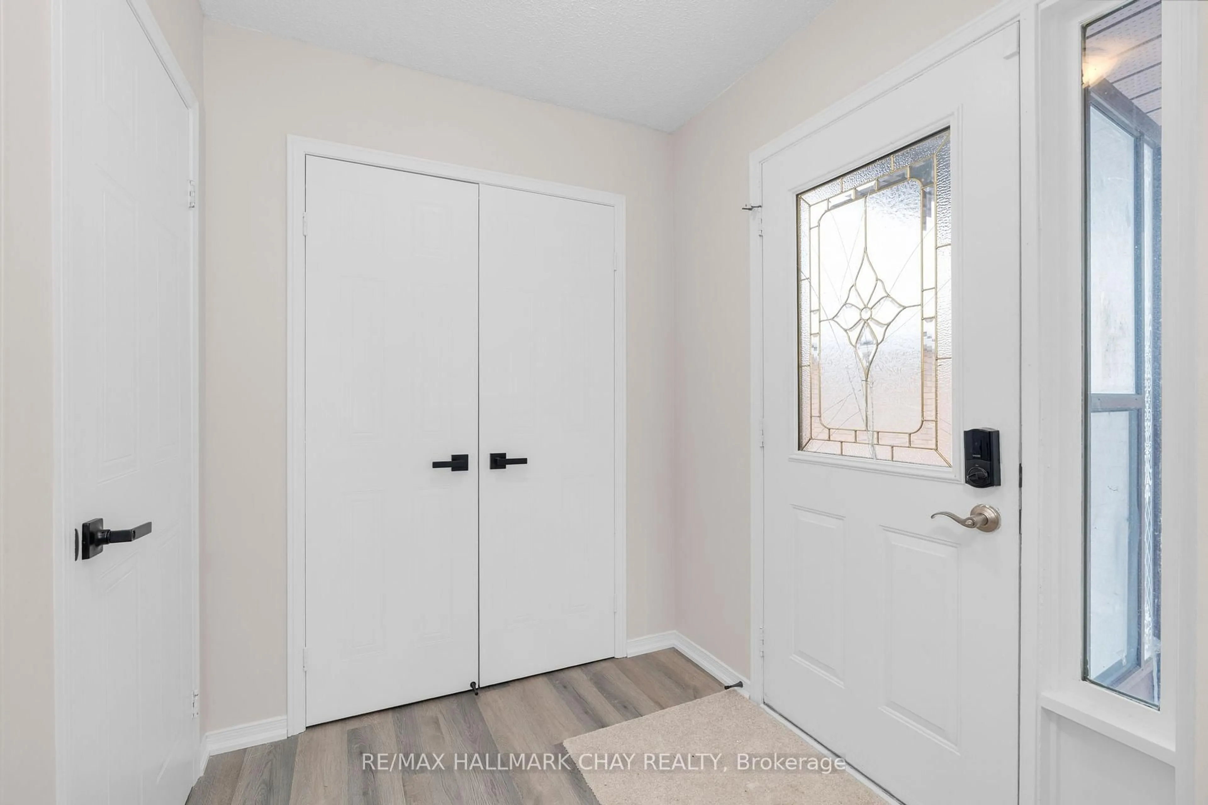 Indoor entryway for 25 Garden Dr, Barrie Ontario L4N 5T8