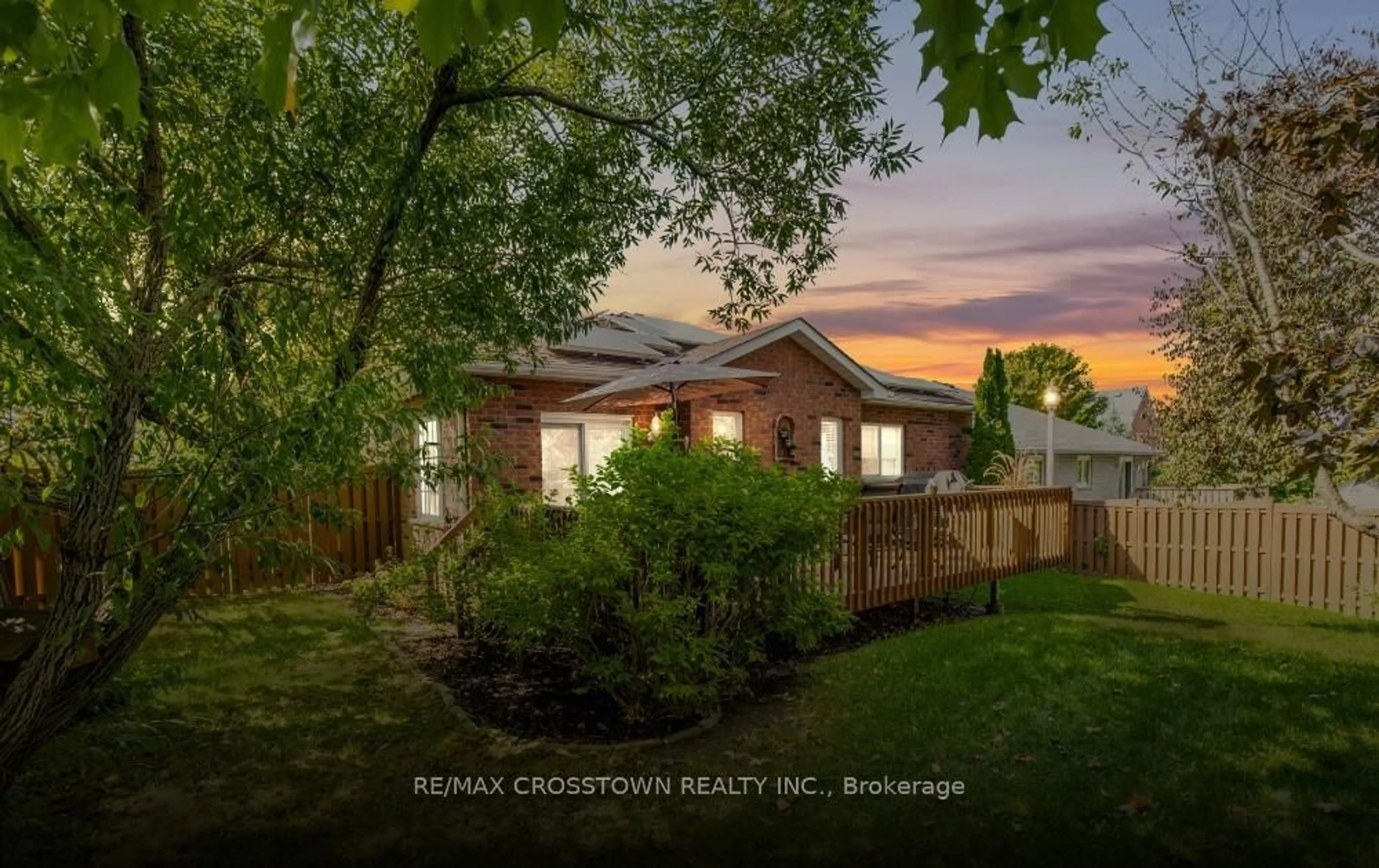 A pic from outside/outdoor area/front of a property/back of a property/a pic from drone, unknown for 1 Bloxham Pl, Barrie Ontario L4N 9K3