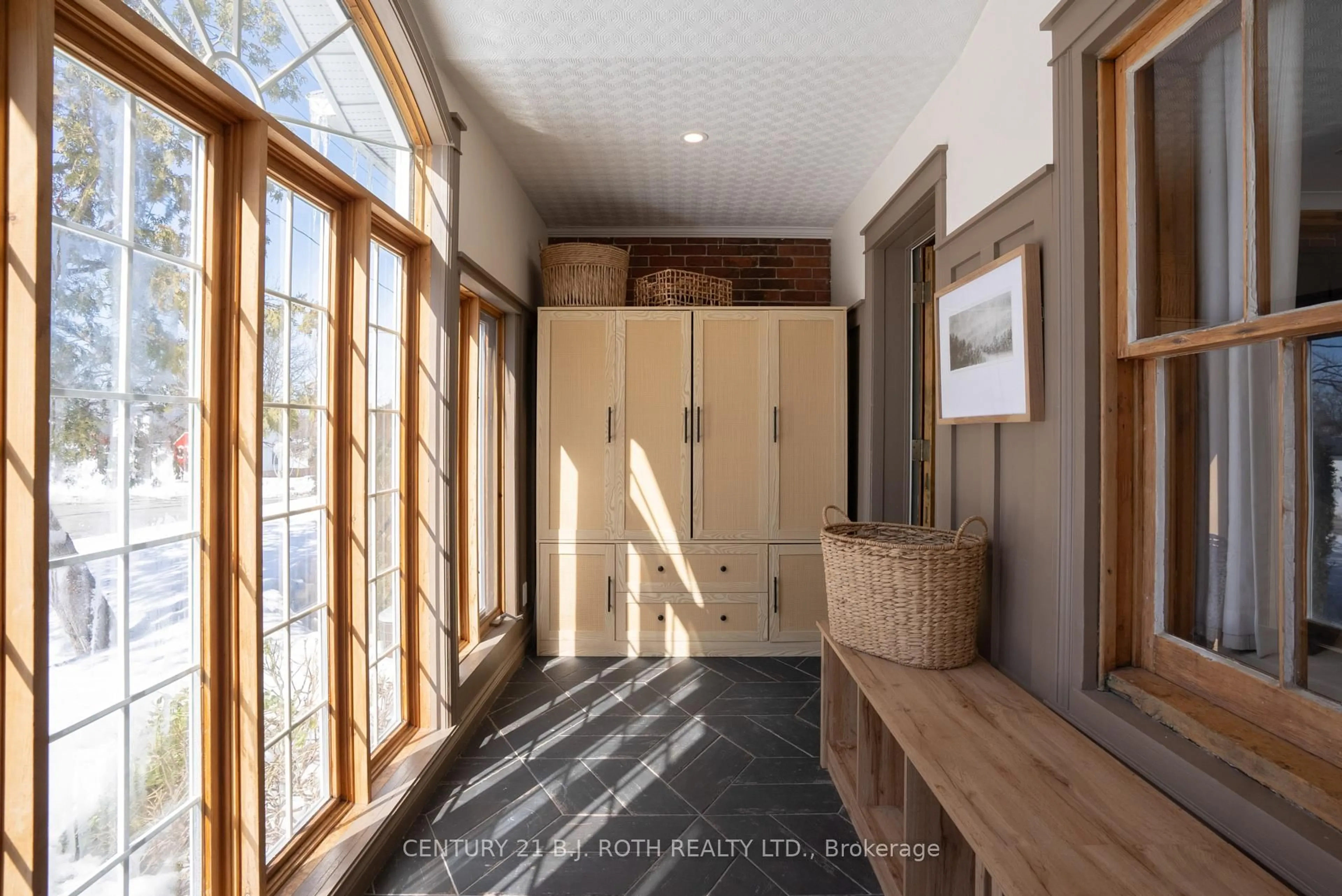 Indoor entryway for 90 Cumberland St, Barrie Ontario L4N 2P7