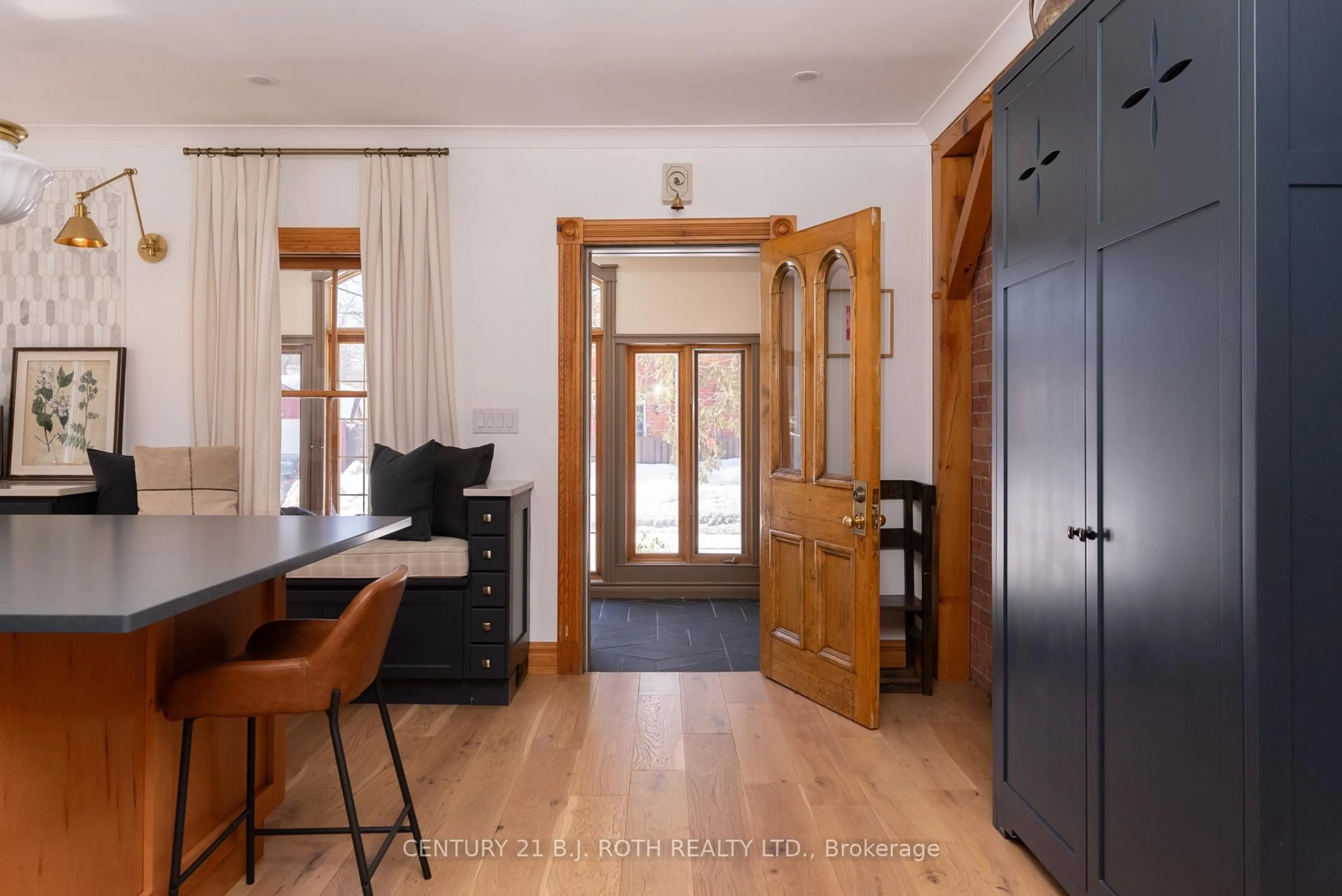 Indoor entryway for 90 Cumberland St, Barrie Ontario L4N 2P7