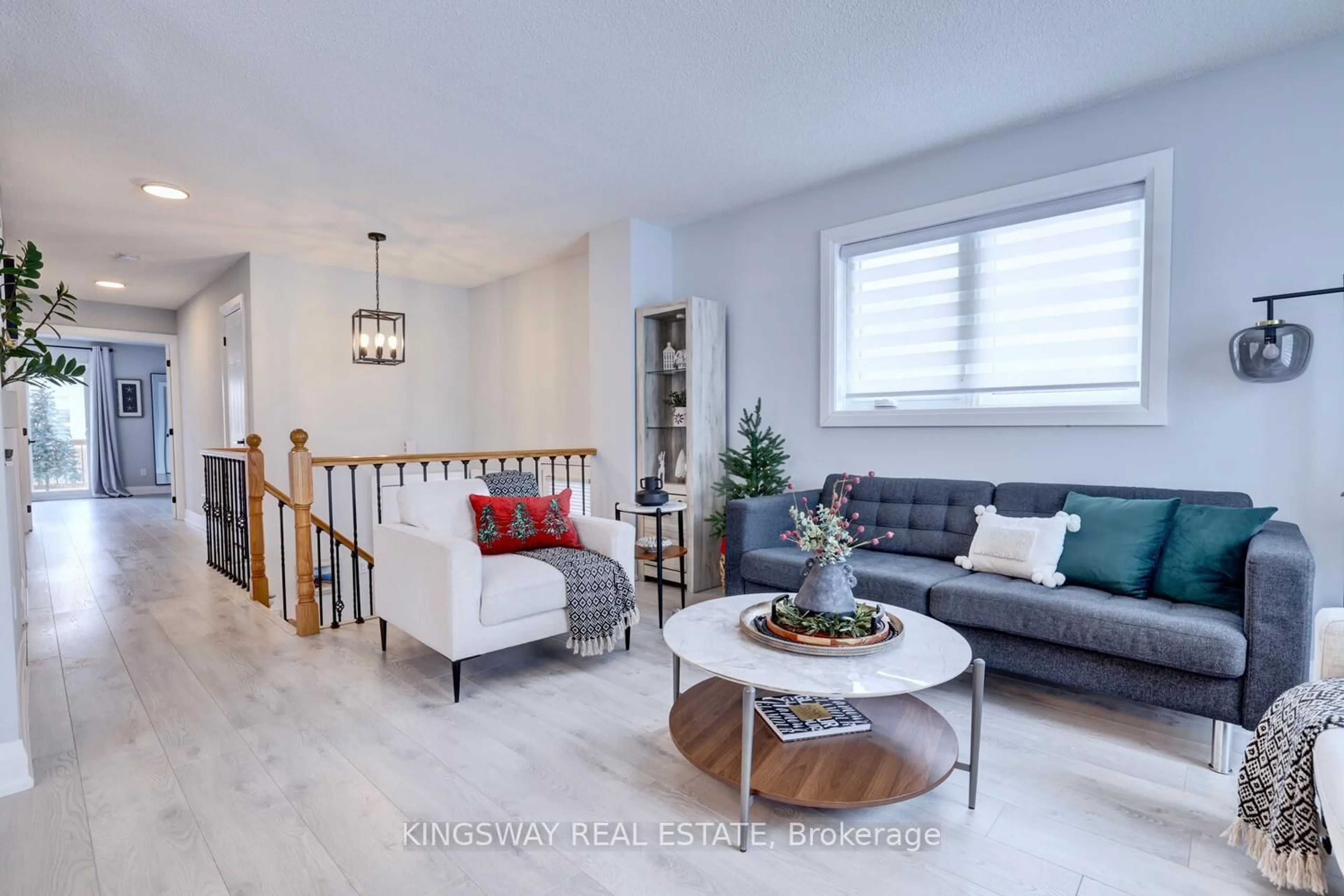 Living room with furniture, wood/laminate floor for 72 DONALD Cres, Wasaga Beach Ontario L9Z 1E3