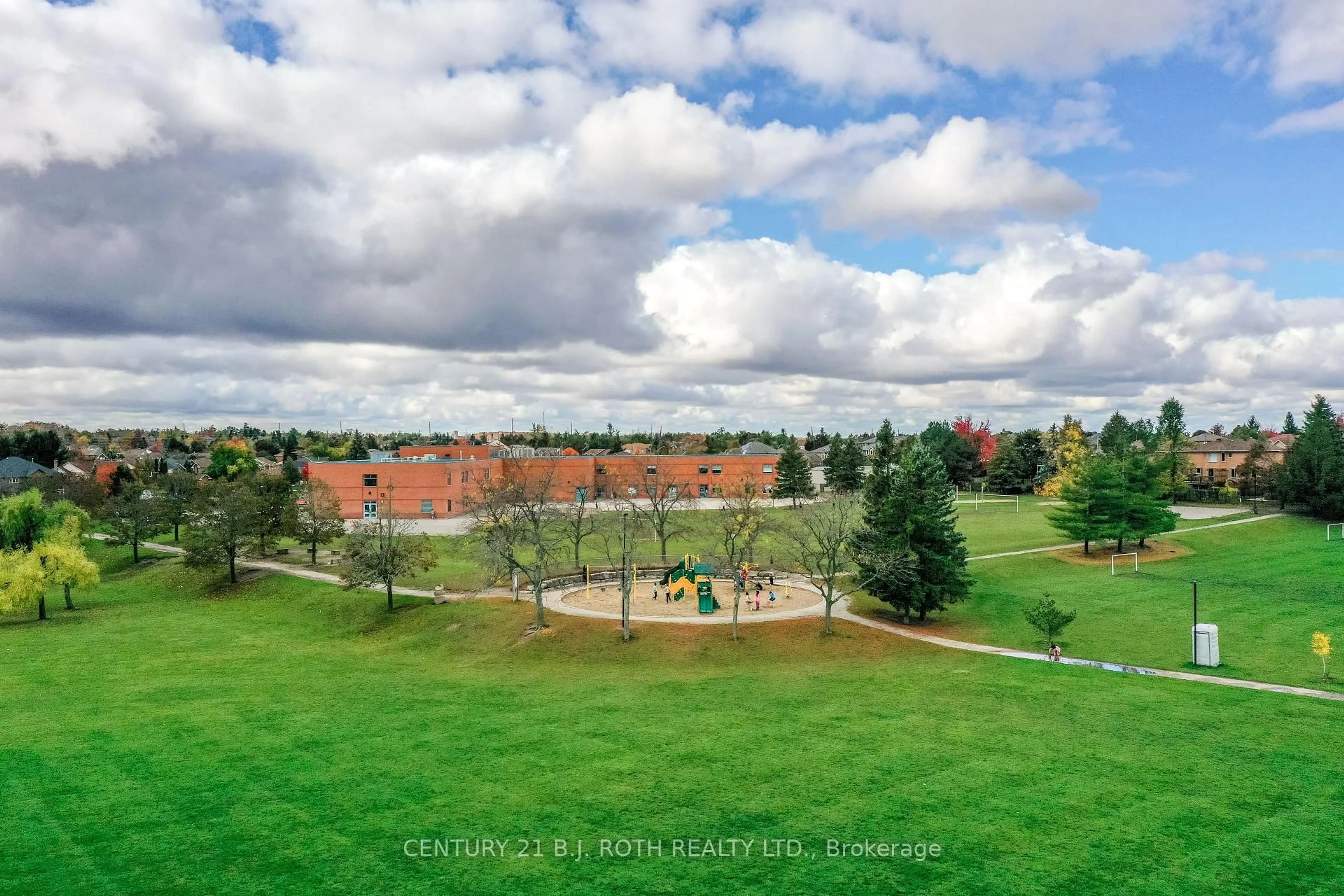 A pic from outside/outdoor area/front of a property/back of a property/a pic from drone, unknown for 12 BURKE Dr, Barrie Ontario L4N 7J3