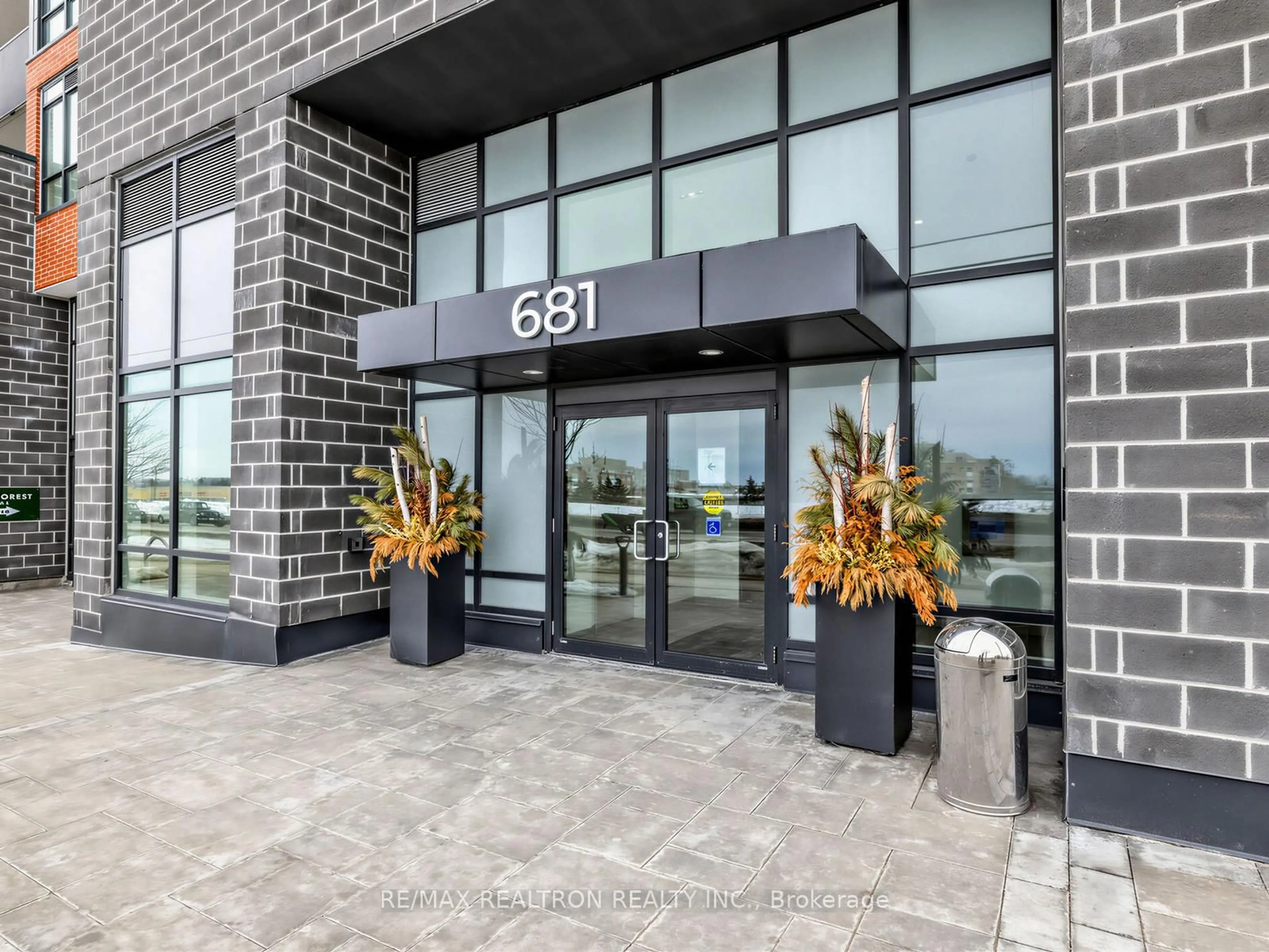 Indoor foyer for 681 Yonge St #406, Barrie Ontario L4N 4E8