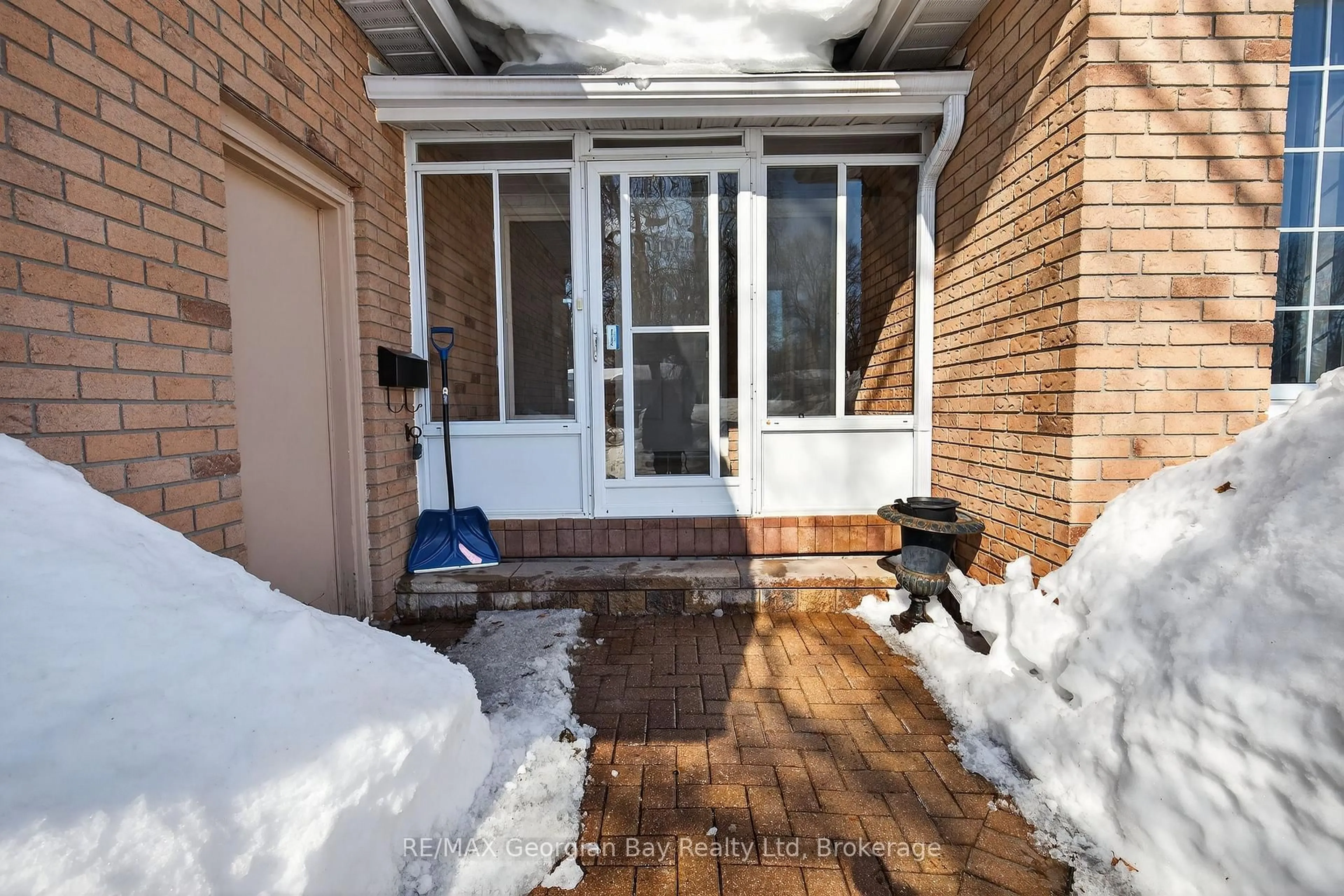 Indoor entryway for 1032 Dominion Ave, Midland Ontario L4R 1S9