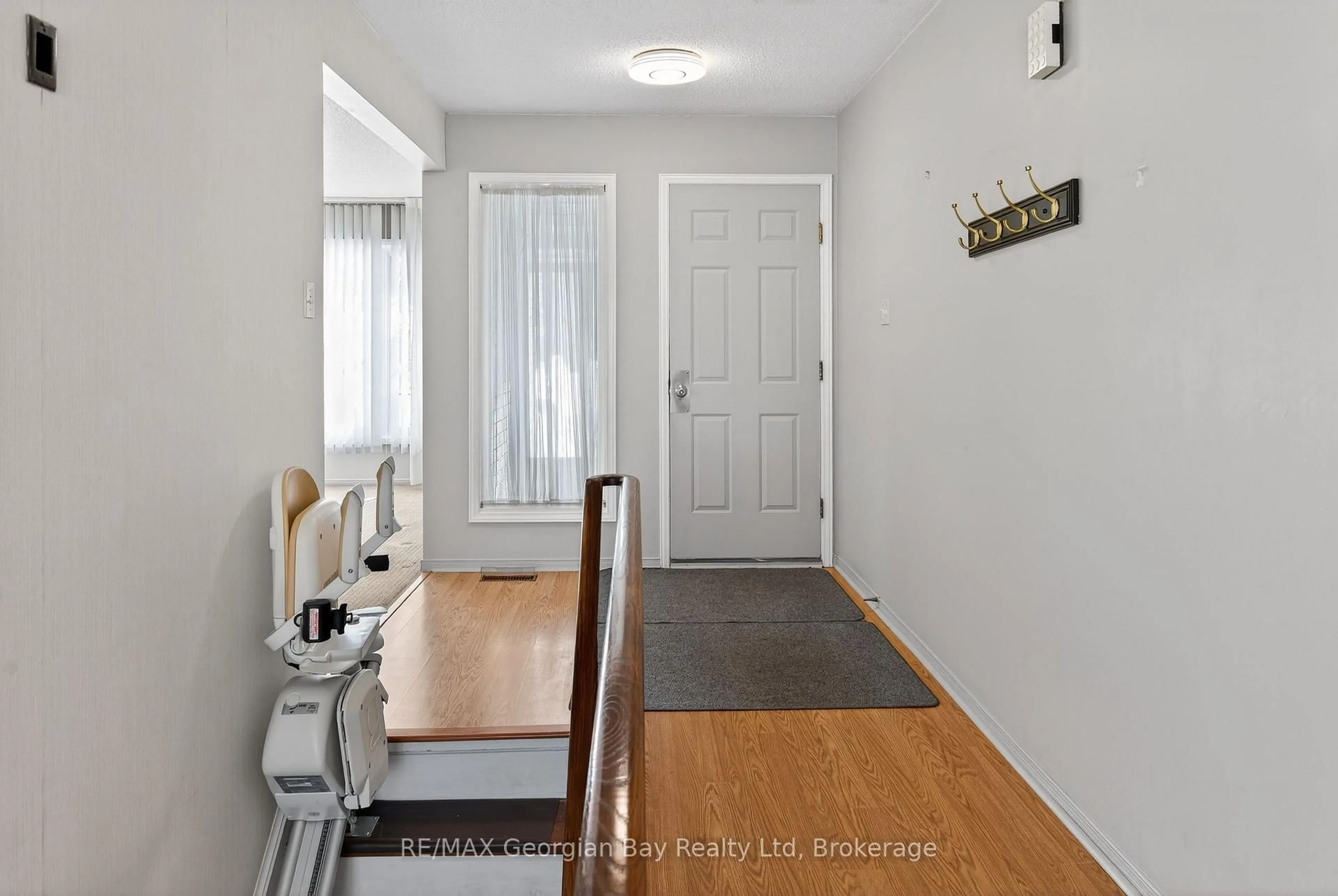 Indoor entryway for 1032 Dominion Ave, Midland Ontario L4R 1S9