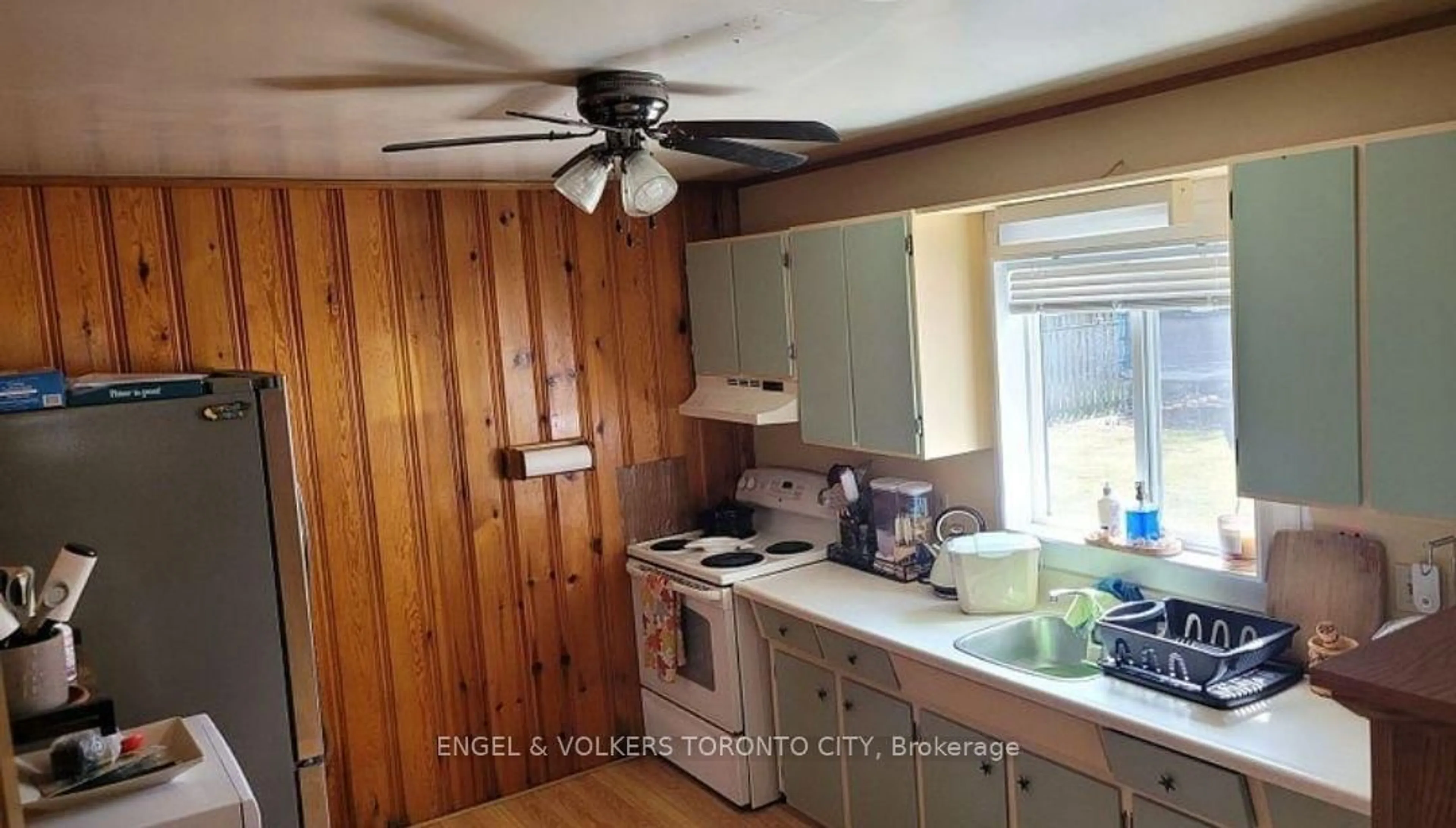 Standard kitchen, wood/laminate floor for 16 Fredrick Ave, Tiny Ontario L0L 1P0