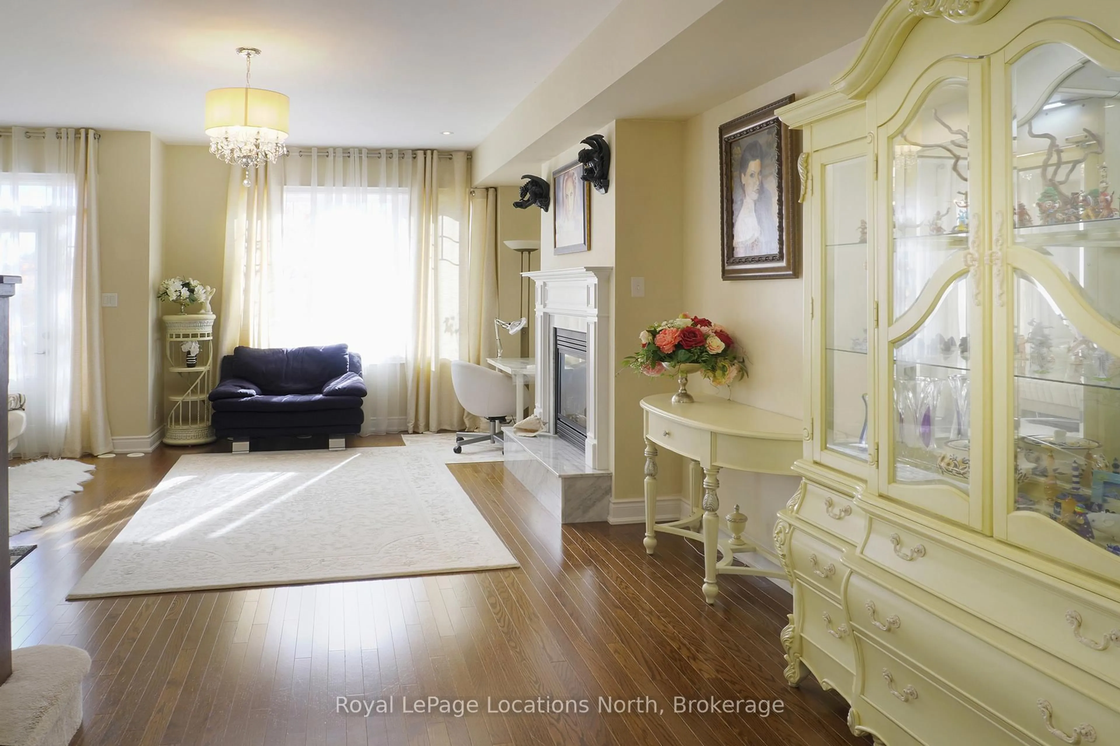 Living room with furniture, wood/laminate floor for 11 WALLY Dr, Wasaga Beach Ontario L9Z 0E4