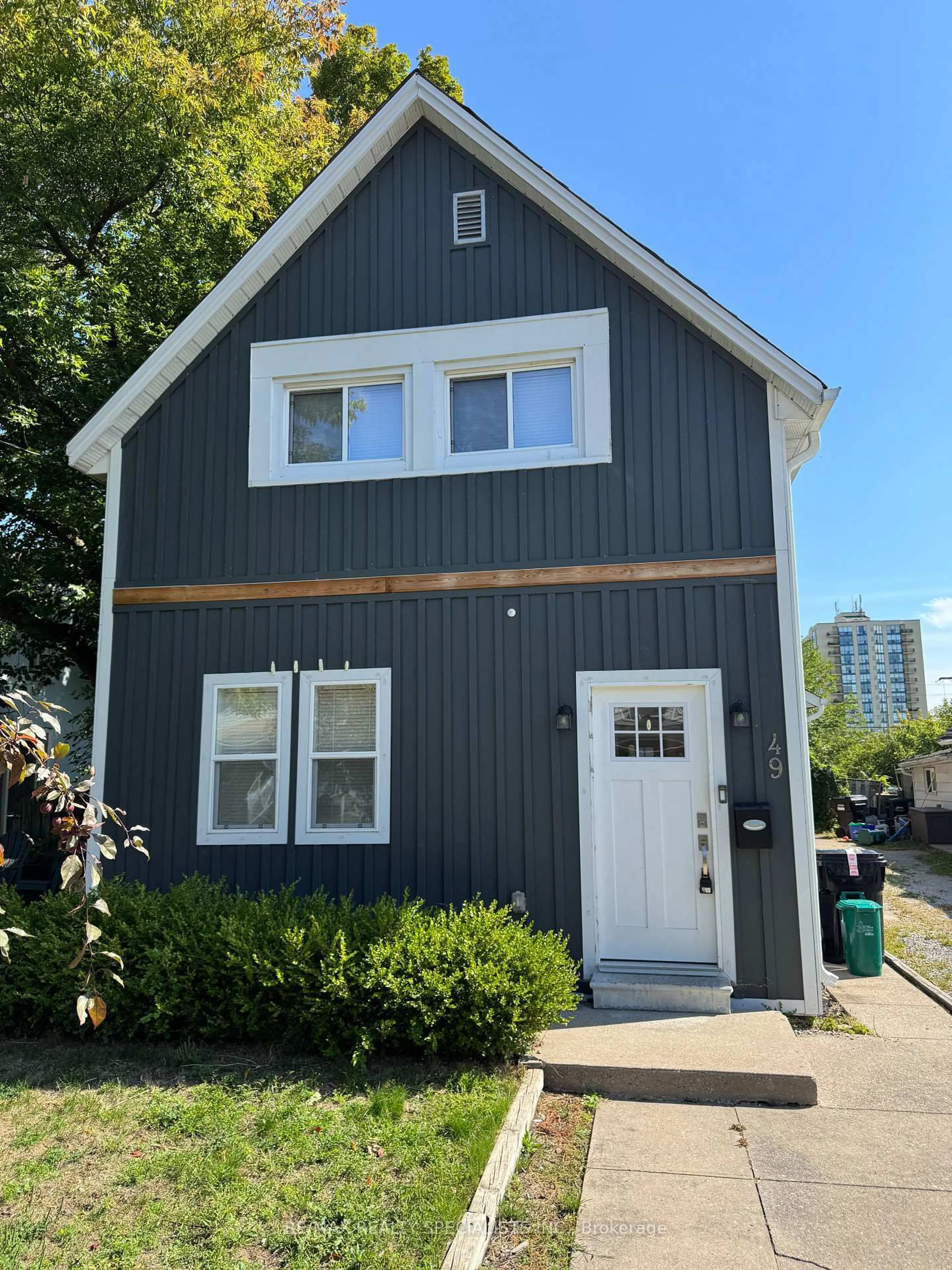 Home with vinyl exterior material, street for 49 Sanford St, Barrie Ontario L4N 3C3