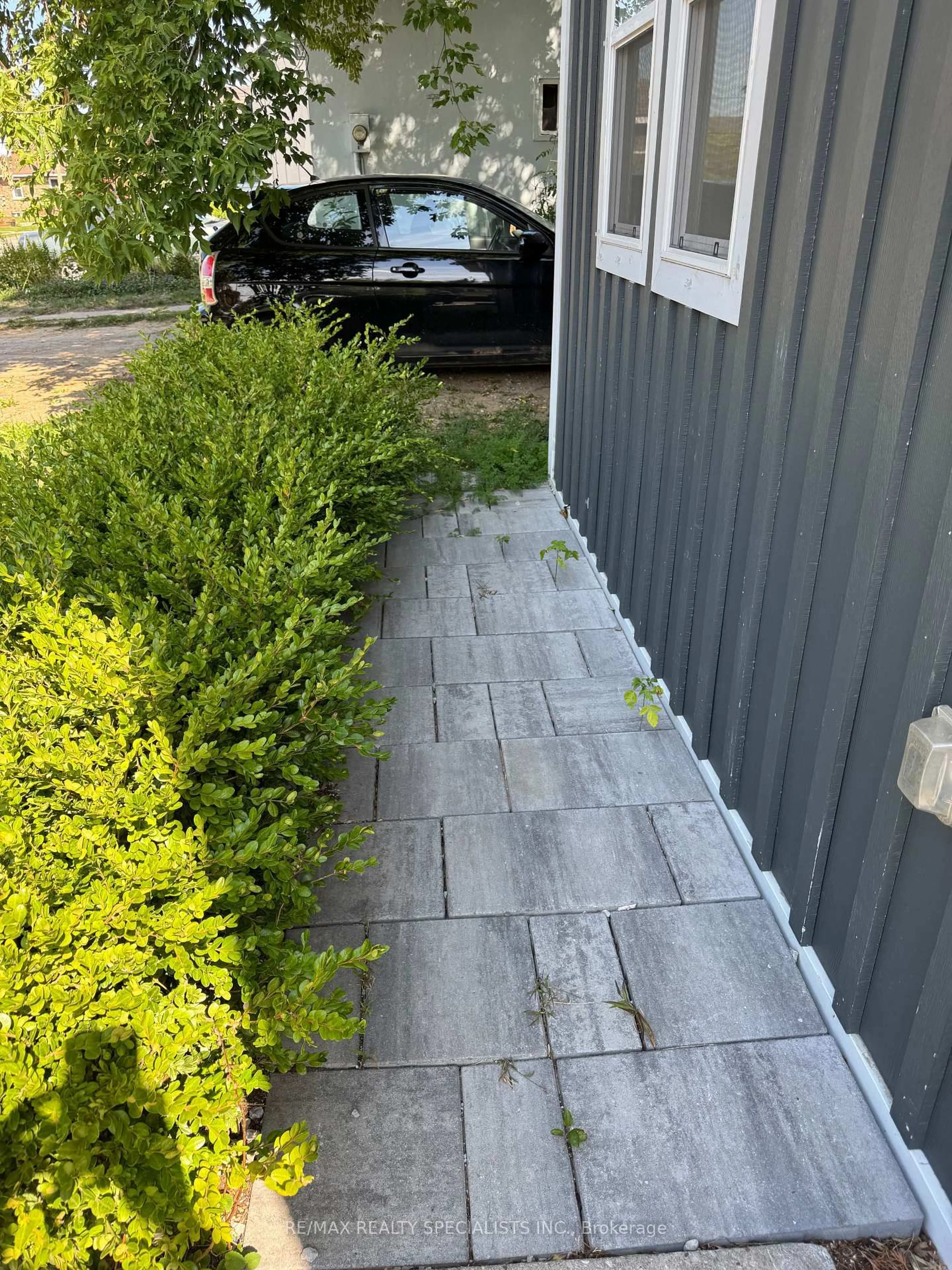 A pic from outside/outdoor area/front of a property/back of a property/a pic from drone, street for 49 Sanford St, Barrie Ontario L4N 3C3