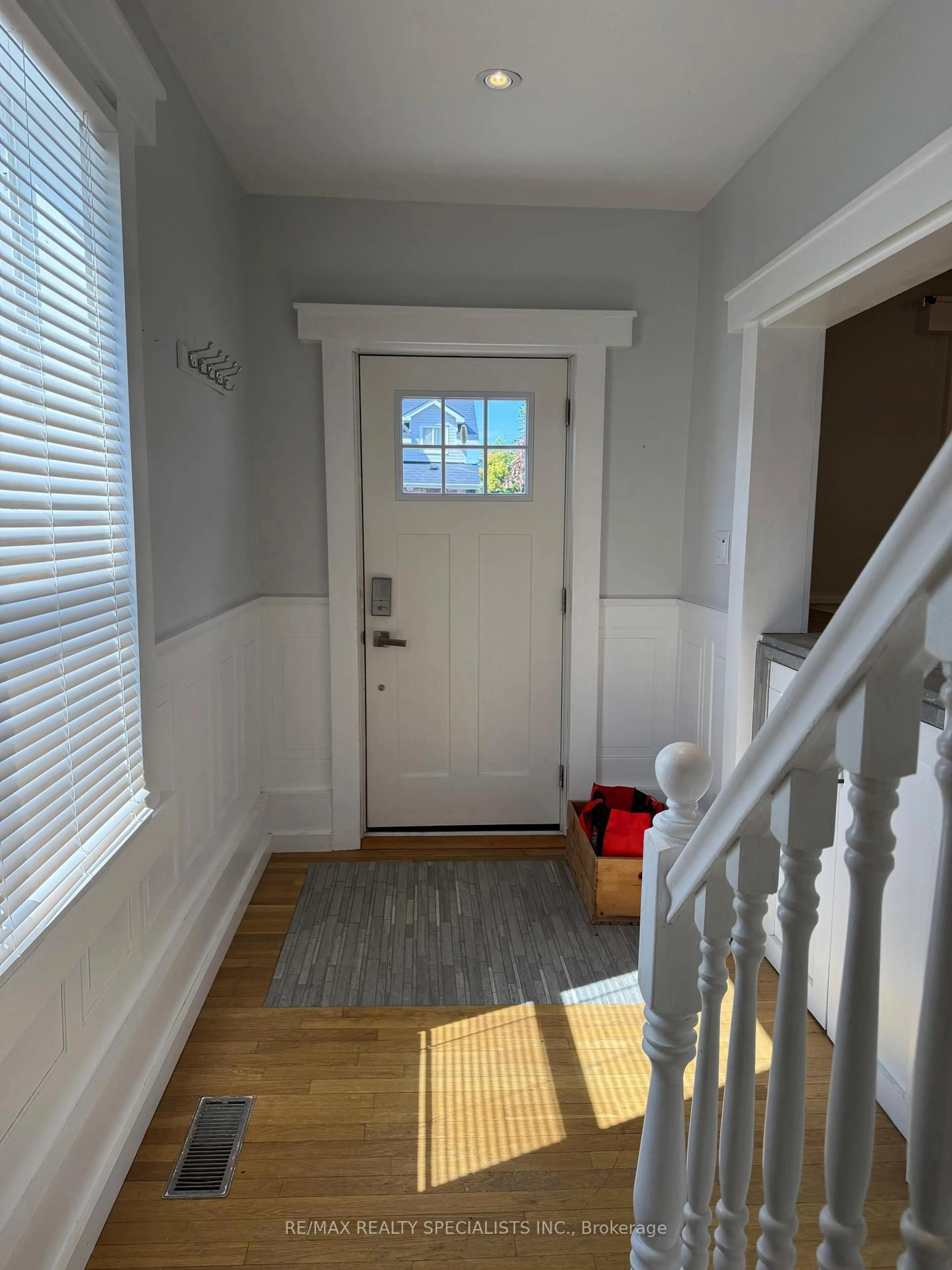 Indoor entryway for 49 Sanford St, Barrie Ontario L4N 3C3