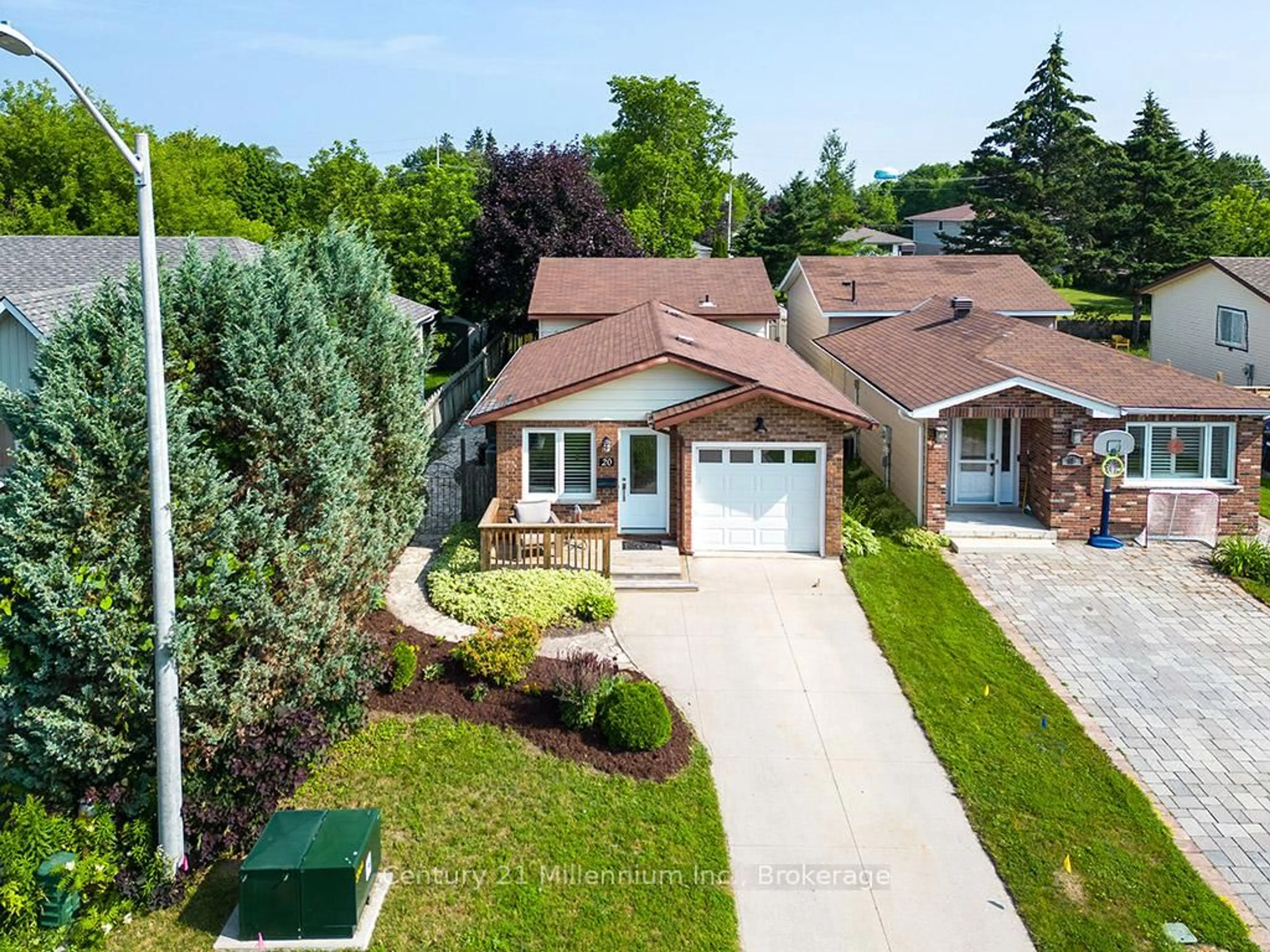A pic from outside/outdoor area/front of a property/back of a property/a pic from drone, street for 20 LESLIE Dr, Collingwood Ontario L9Y 4P2
