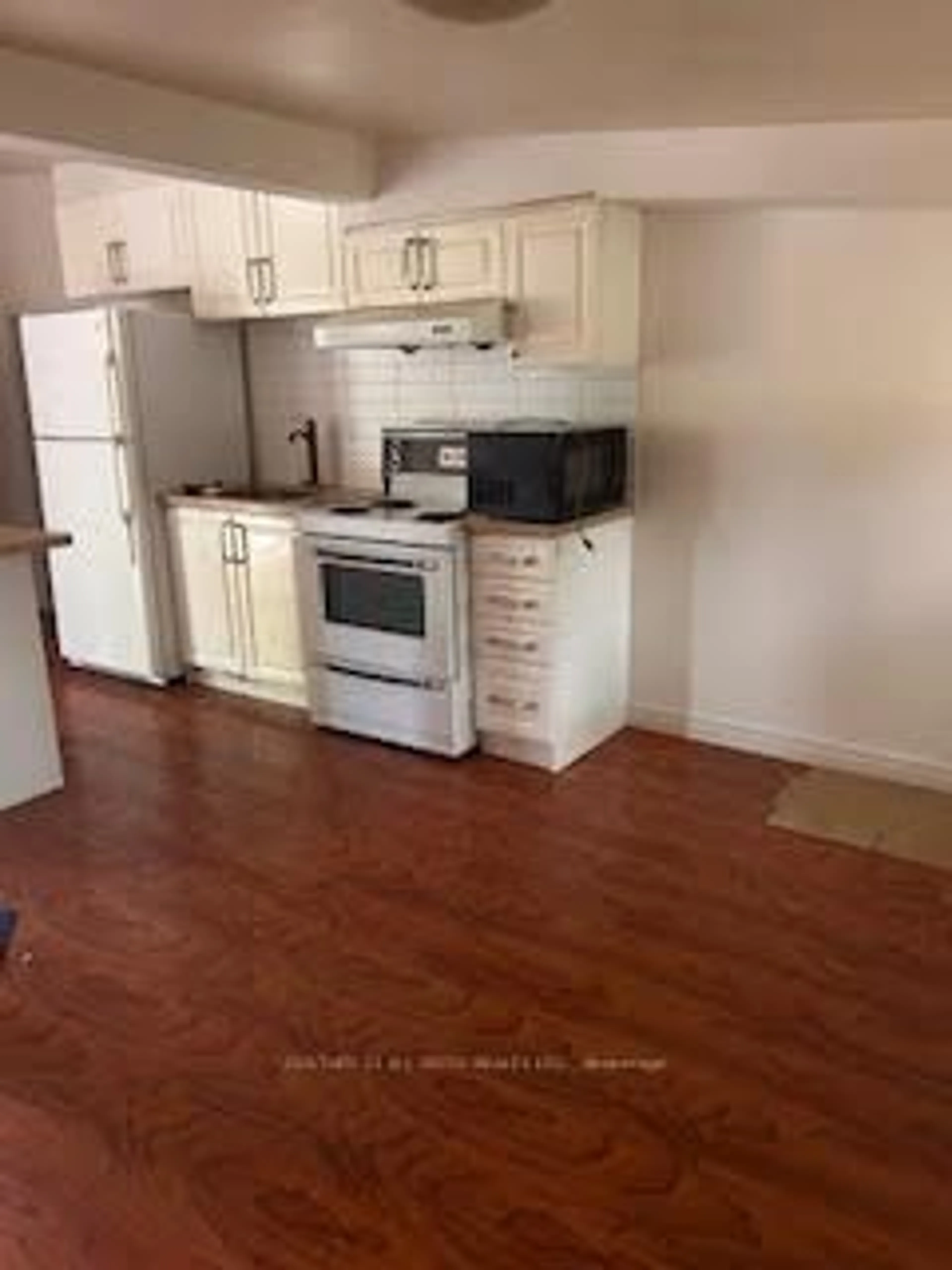 Standard kitchen, unknown for 476 West St, Orillia Ontario L3V 5E8