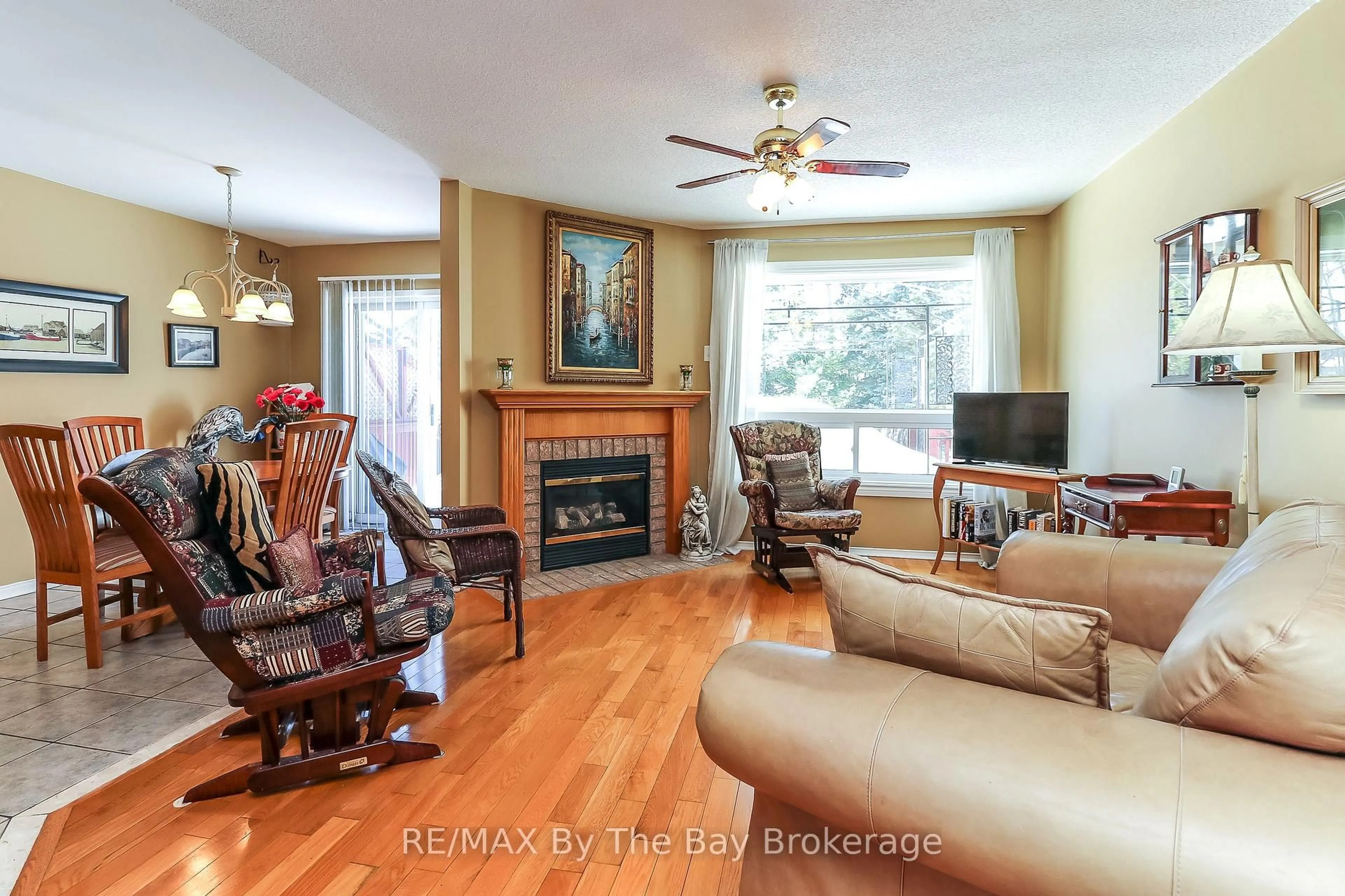 Living room with furniture, wood/laminate floor for 27 Silversands Cres, Wasaga Beach Ontario L9Z 1P8