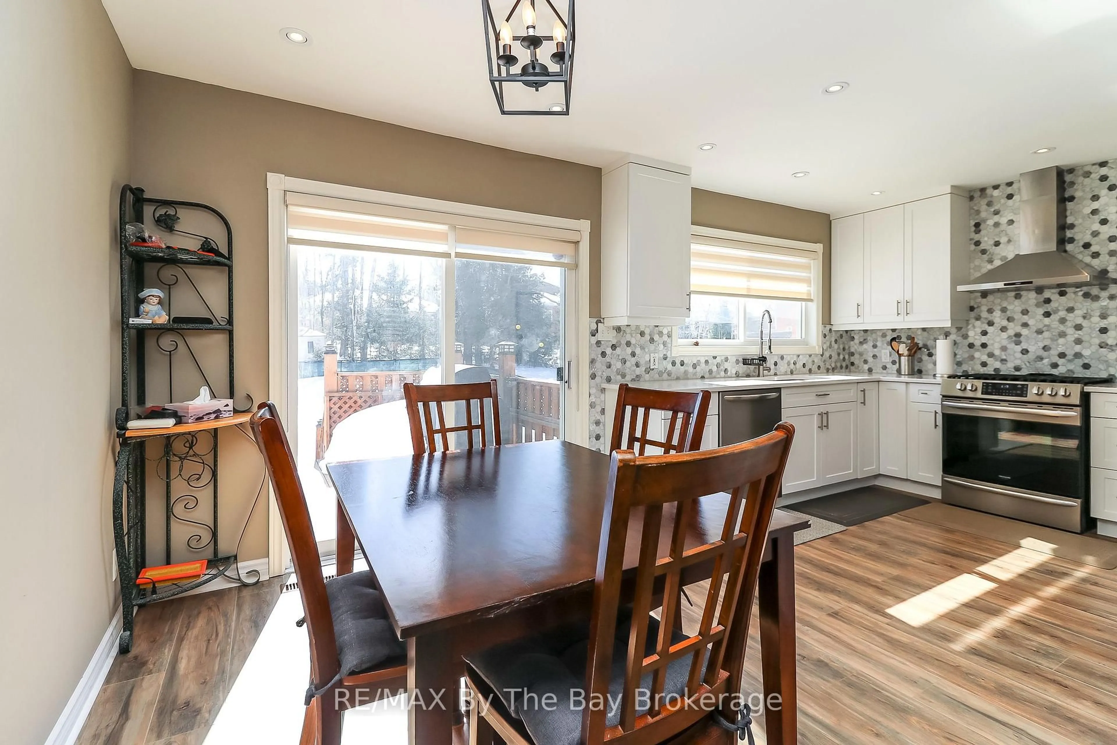 Open concept kitchen, unknown for 437 Ramblewood Dr, Wasaga Beach Ontario L9Z 1P3