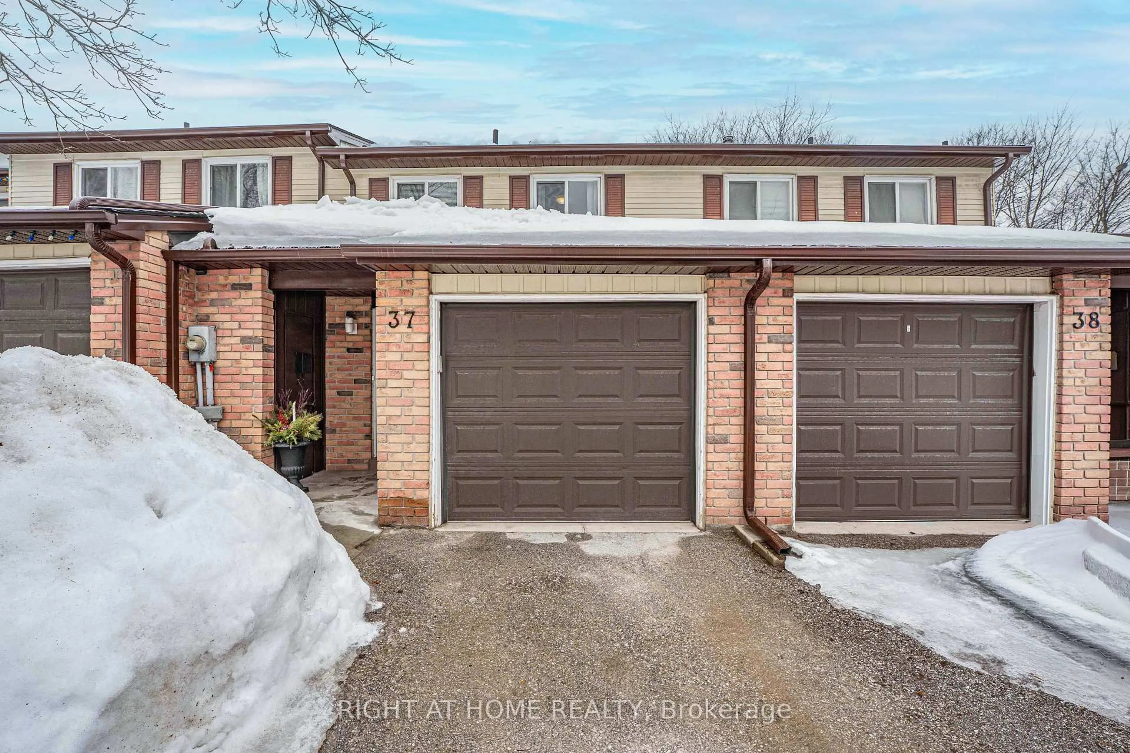 Home with brick exterior material, street for 52 Adelaide St #37, Barrie Ontario L4N 3T5