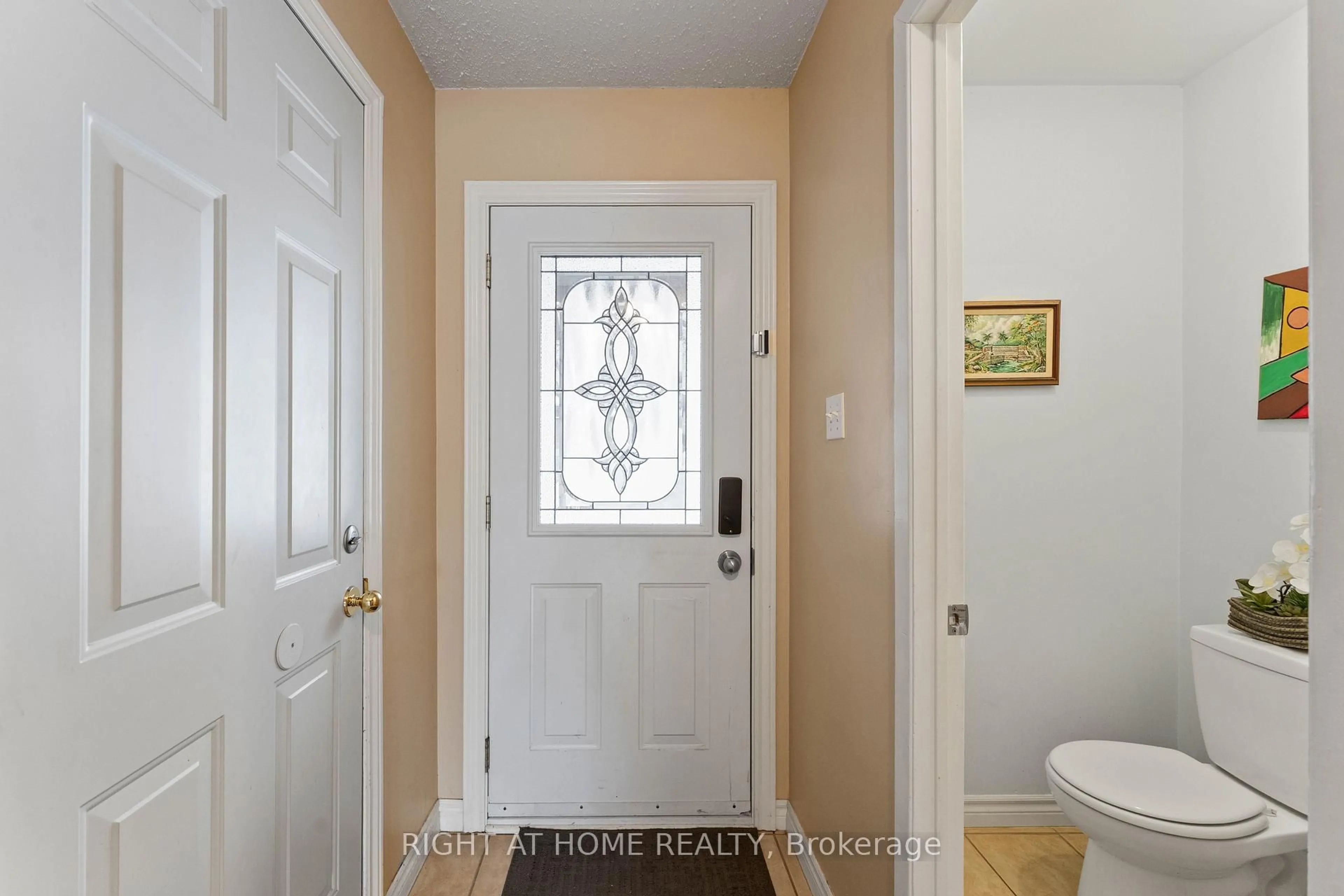 Indoor entryway for 52 Adelaide St #37, Barrie Ontario L4N 3T5