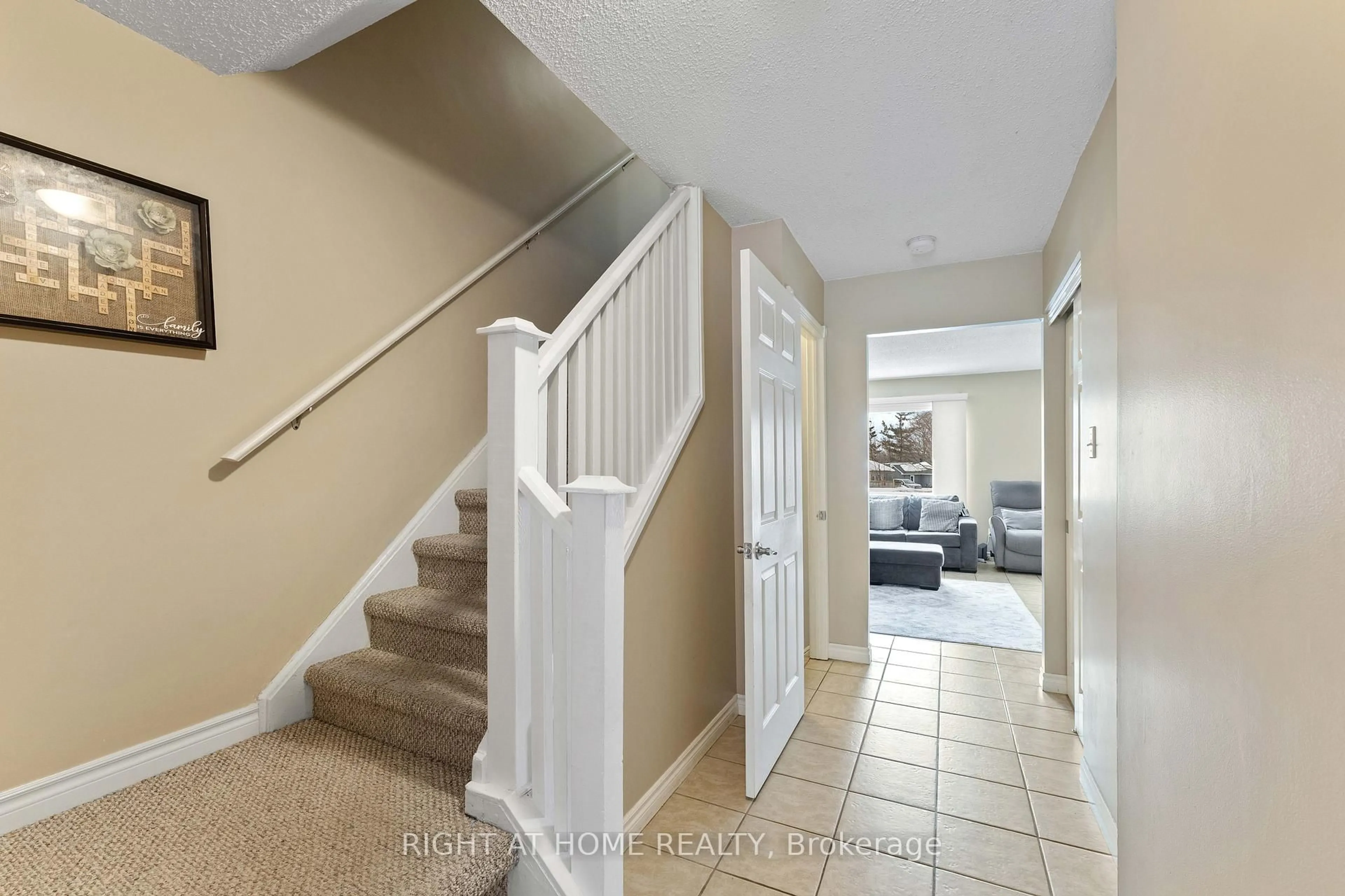 Indoor entryway for 52 Adelaide St #37, Barrie Ontario L4N 3T5