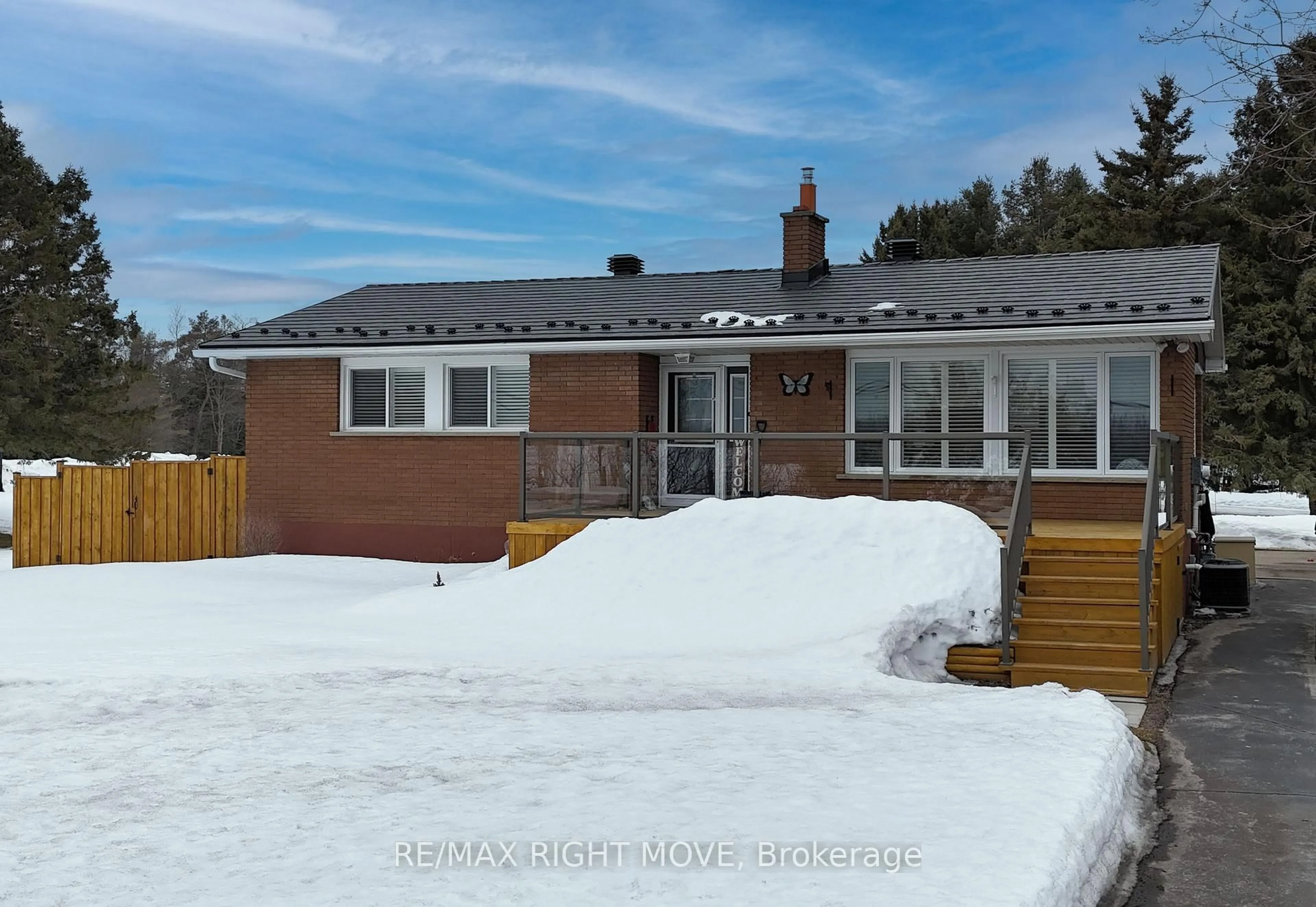 A pic from outside/outdoor area/front of a property/back of a property/a pic from drone, mountain view for 116 Mill St, Springwater Ontario L0L 1V0