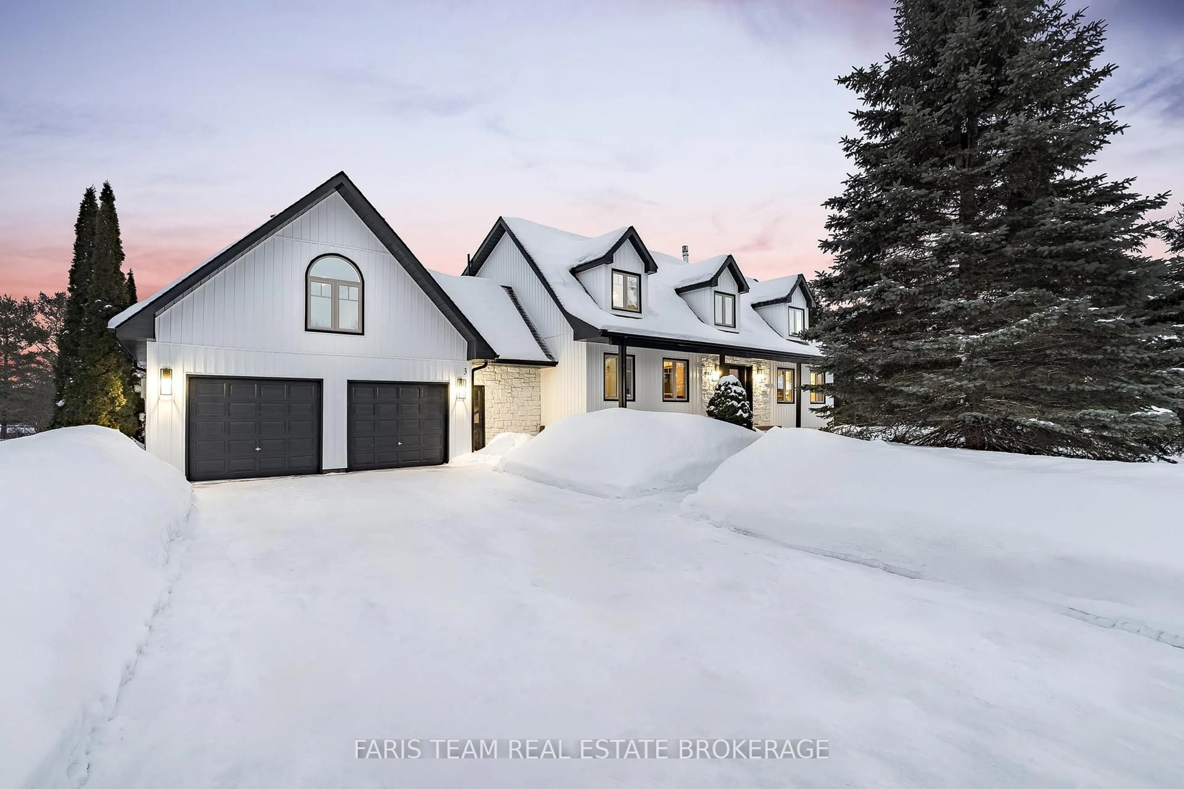 A pic from outside/outdoor area/front of a property/back of a property/a pic from drone, mountain view for 3 Matthew Crt, Wasaga Beach Ontario L9Z 1J5