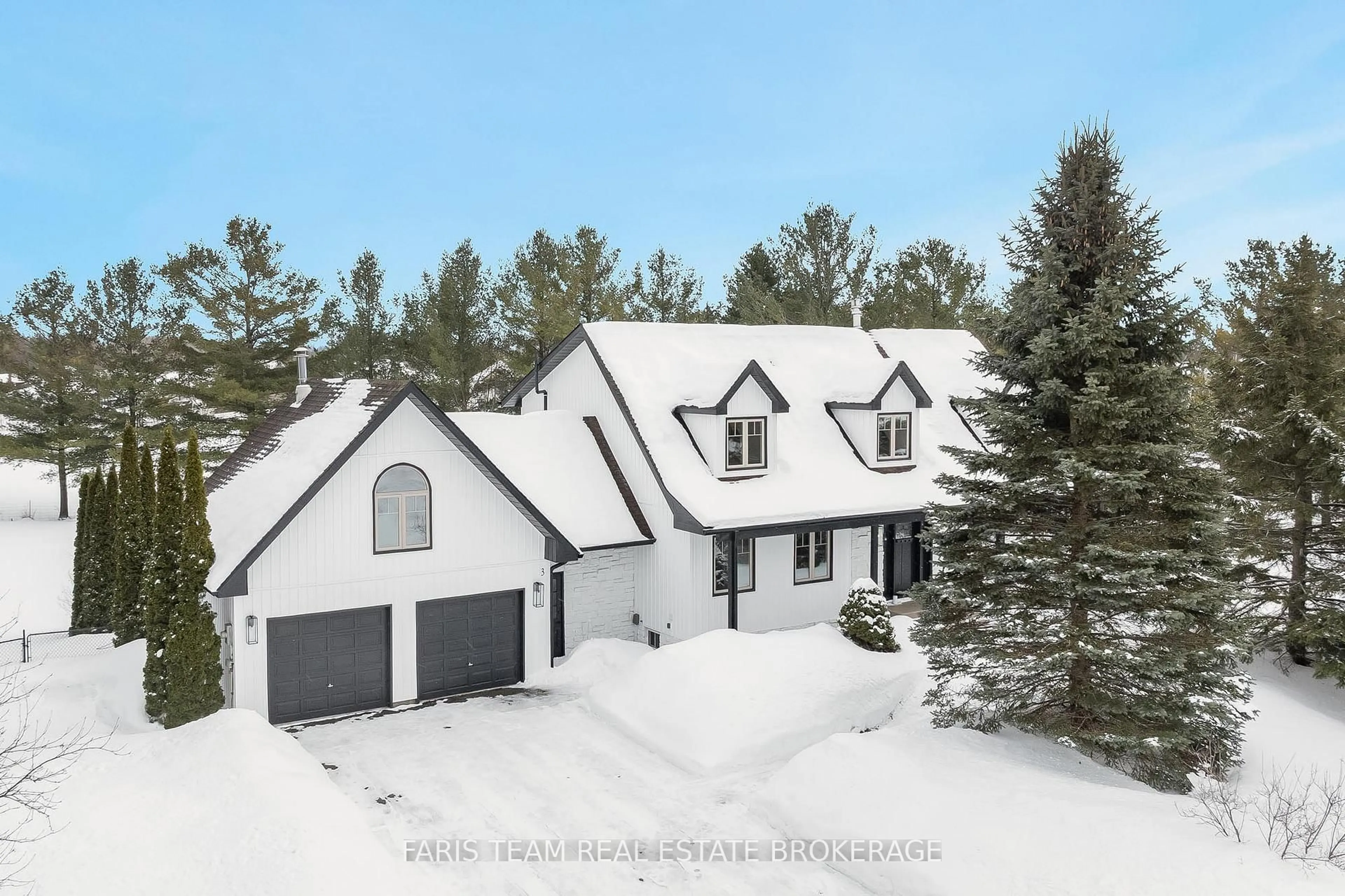 A pic from outside/outdoor area/front of a property/back of a property/a pic from drone, unknown for 3 Matthew Crt, Wasaga Beach Ontario L9Z 1J5