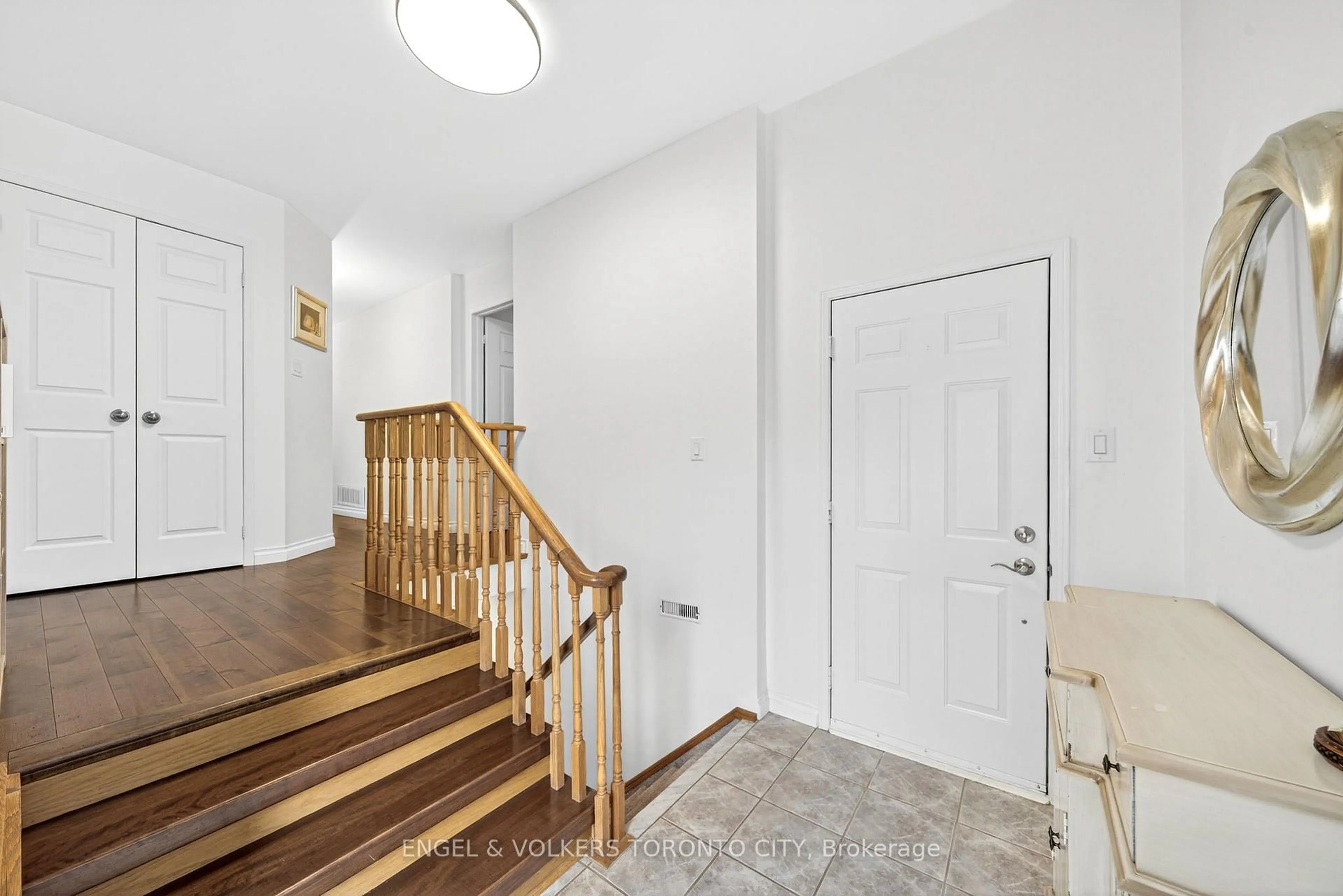 Indoor entryway for 168 Hurst Dr, Barrie Ontario L4N 8P6