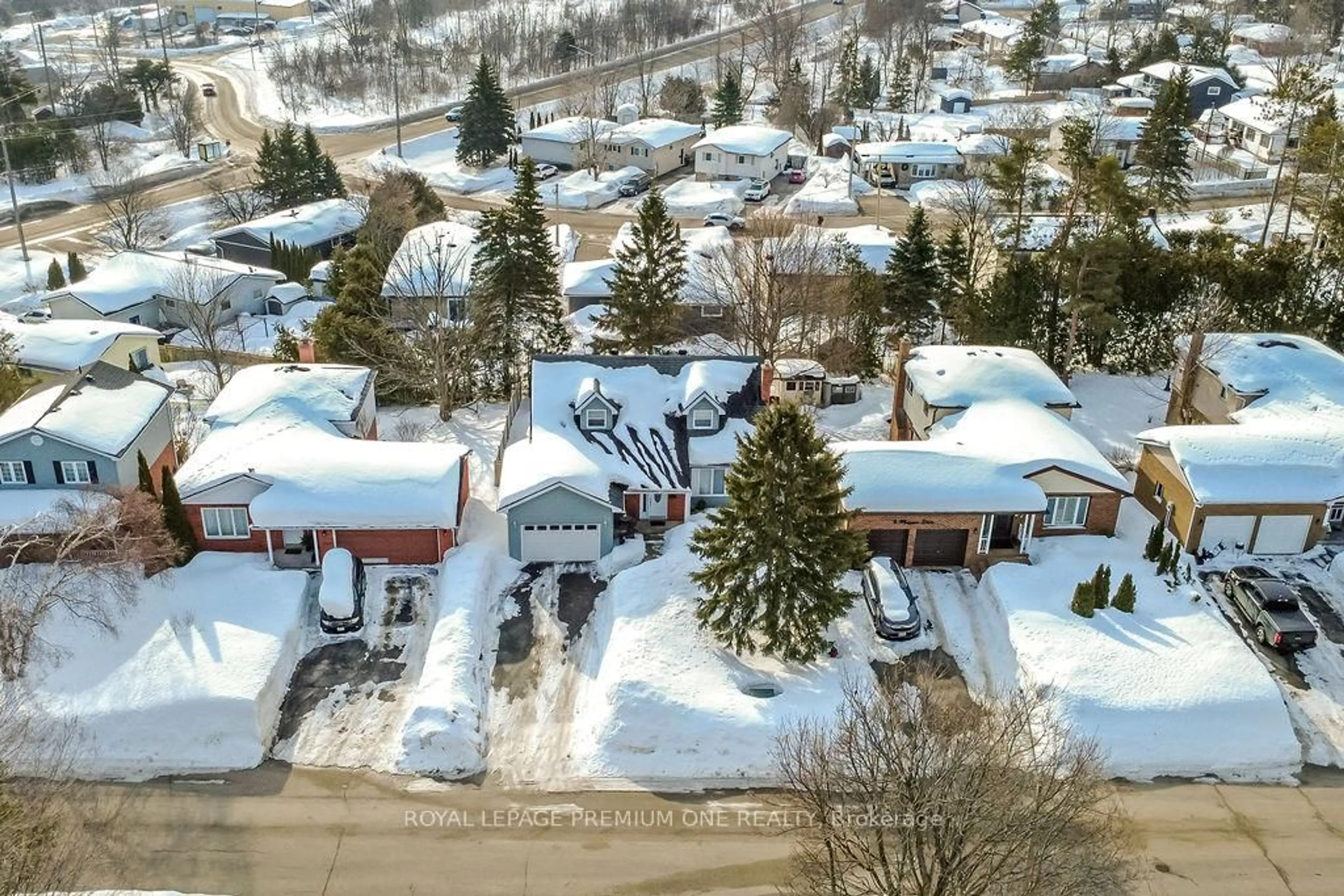 A pic from outside/outdoor area/front of a property/back of a property/a pic from drone, street for 7 Mariposa Dr, Orillia Ontario L3V 7G6