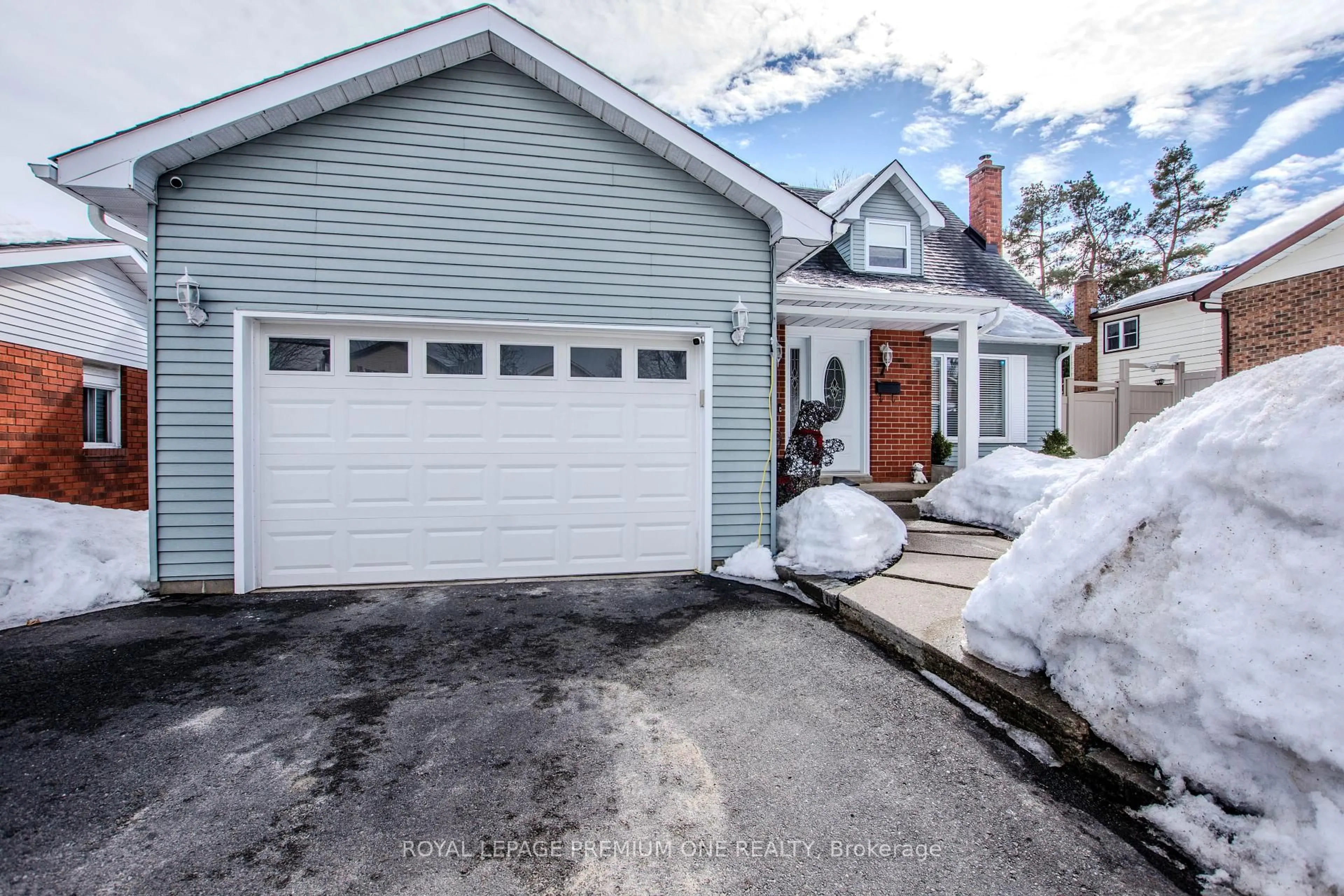 Indoor garage for 7 Mariposa Dr, Orillia Ontario L3V 7G6