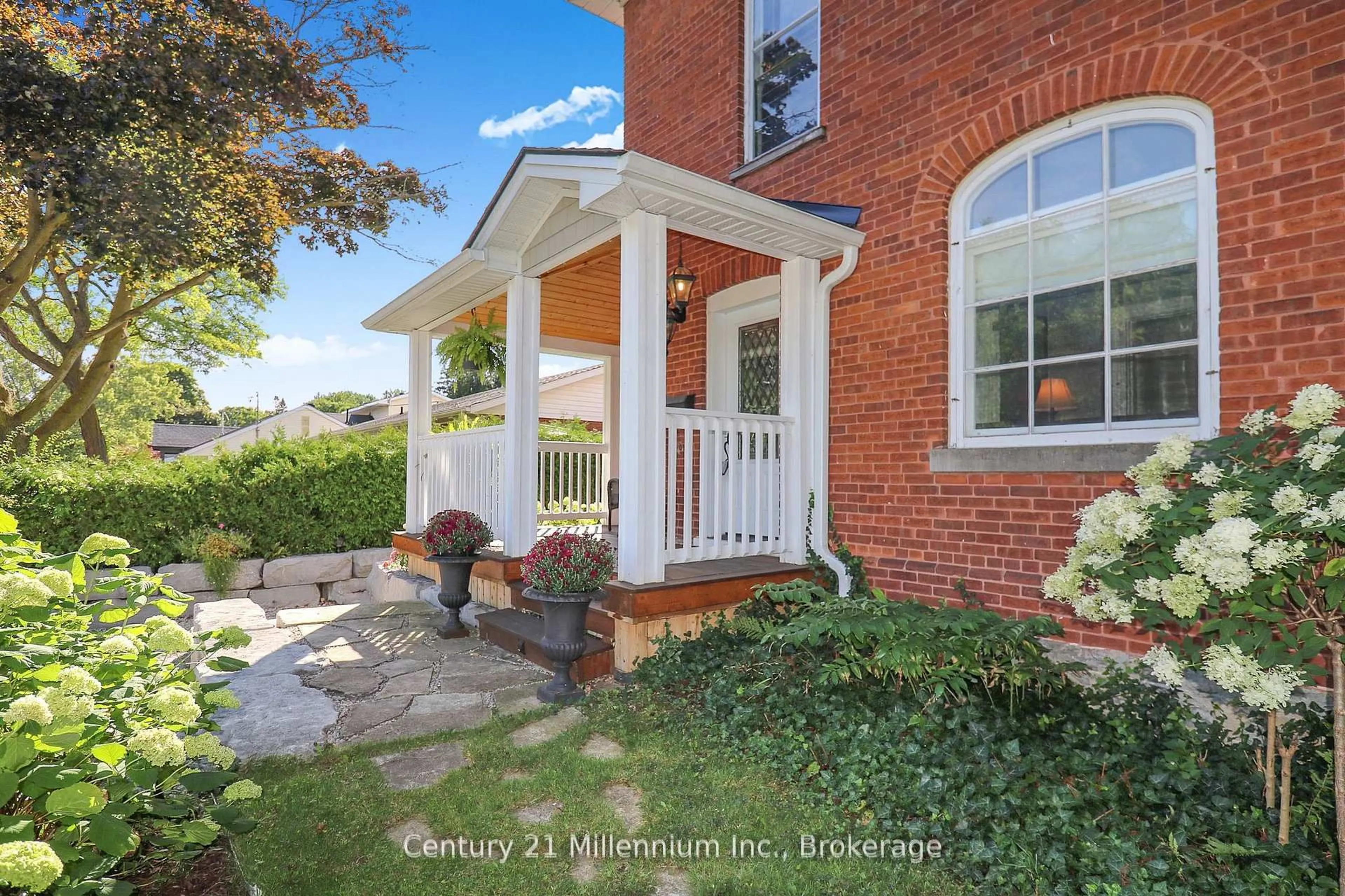 Home with brick exterior material, street for 439 Birch St, Collingwood Ontario L9Y 2W4