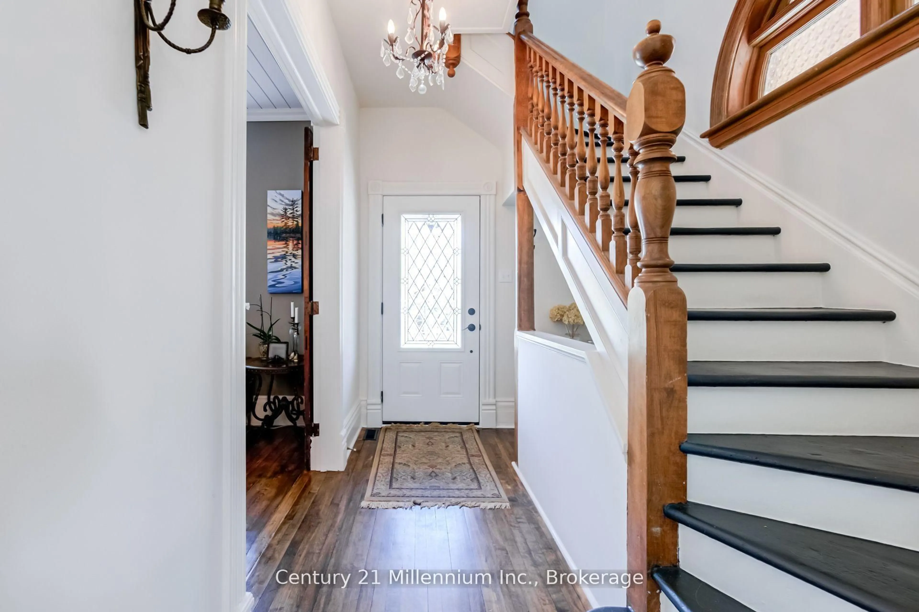 Indoor entryway for 439 Birch St, Collingwood Ontario L9Y 2W4
