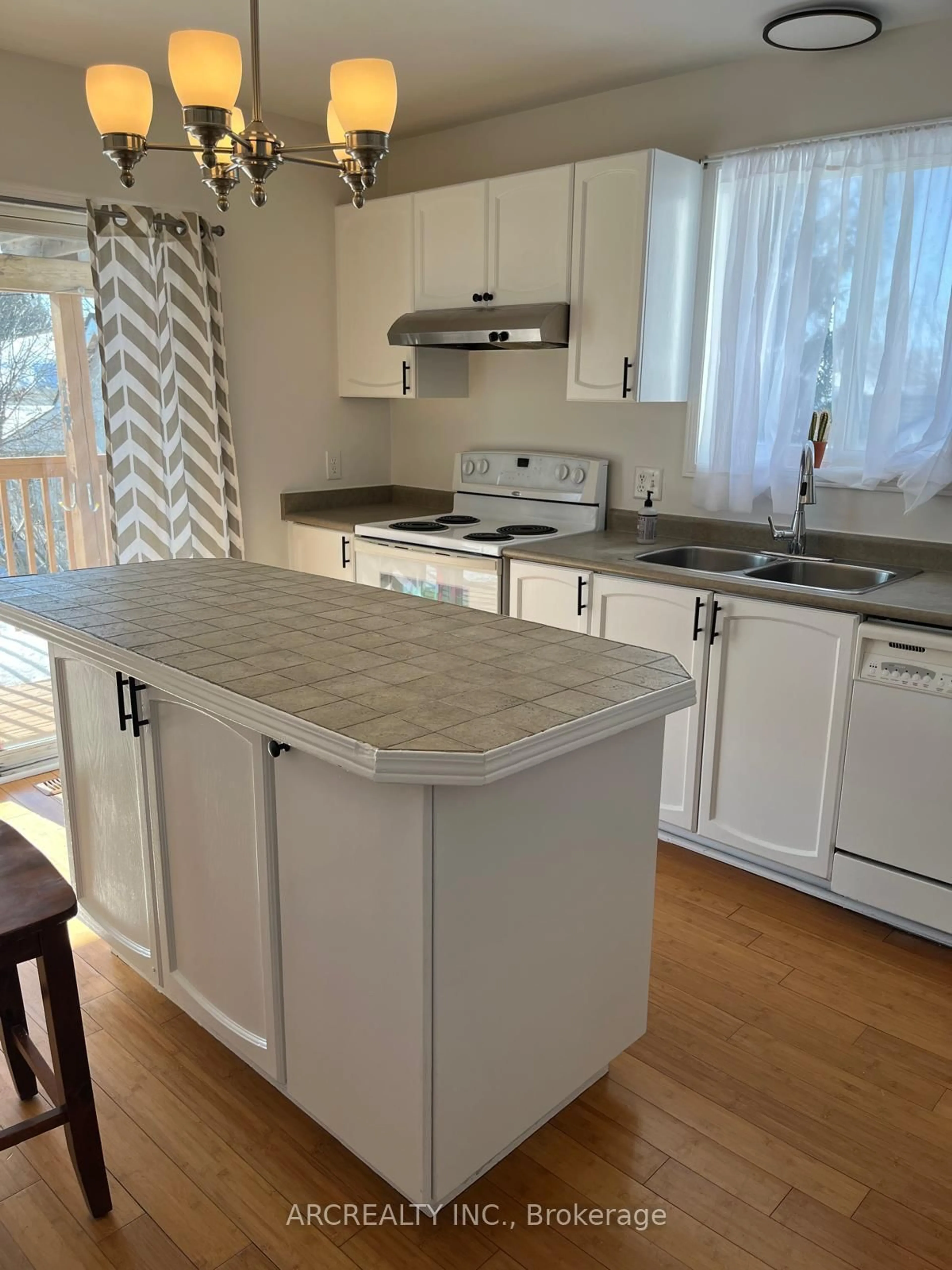 Open concept kitchen, unknown for 41 Canary Reed Crt, Barrie Ontario L4N 8S1