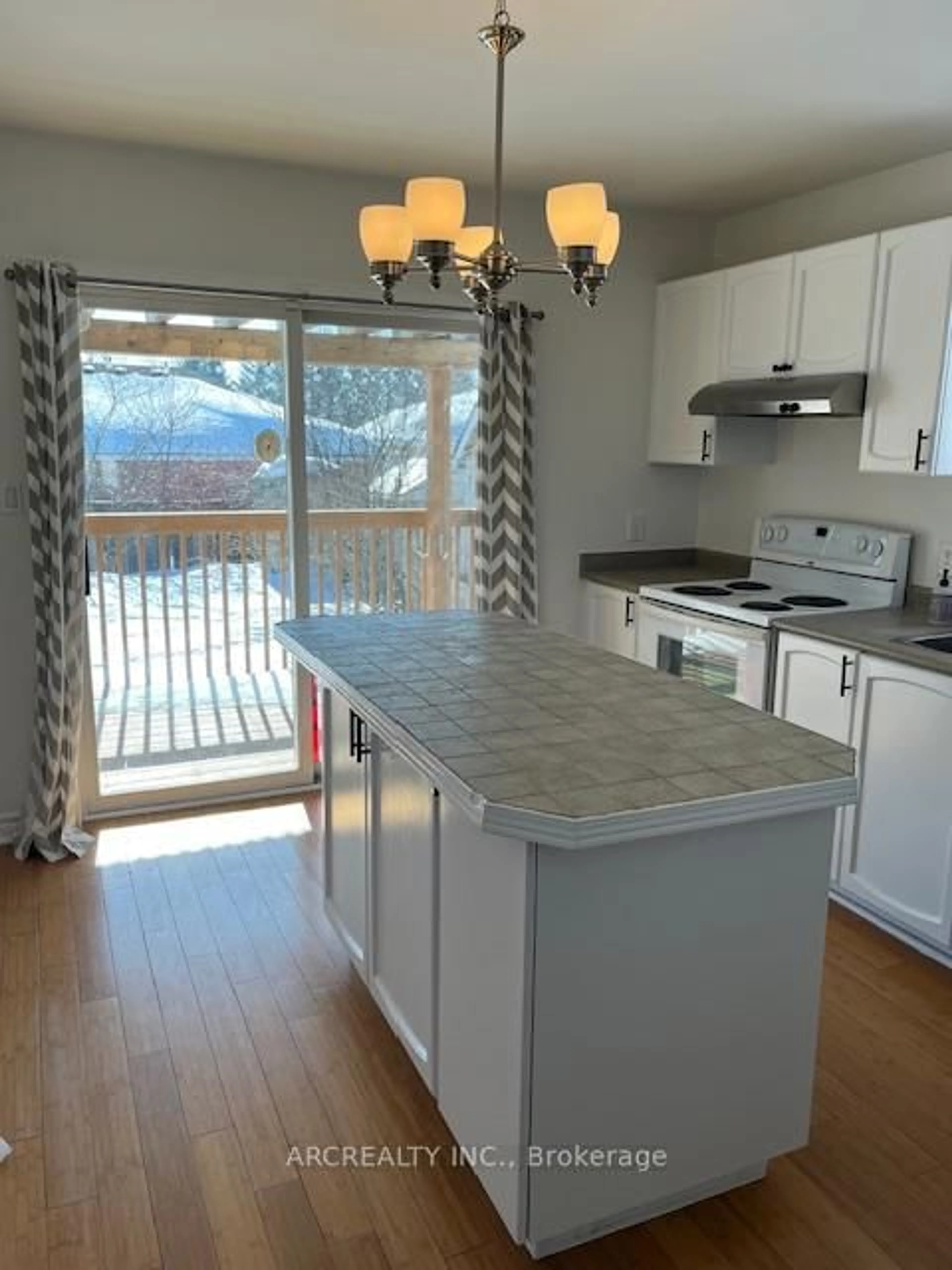 Open concept kitchen, wood/laminate floor for 41 Canary Reed Crt, Barrie Ontario L4N 8S1