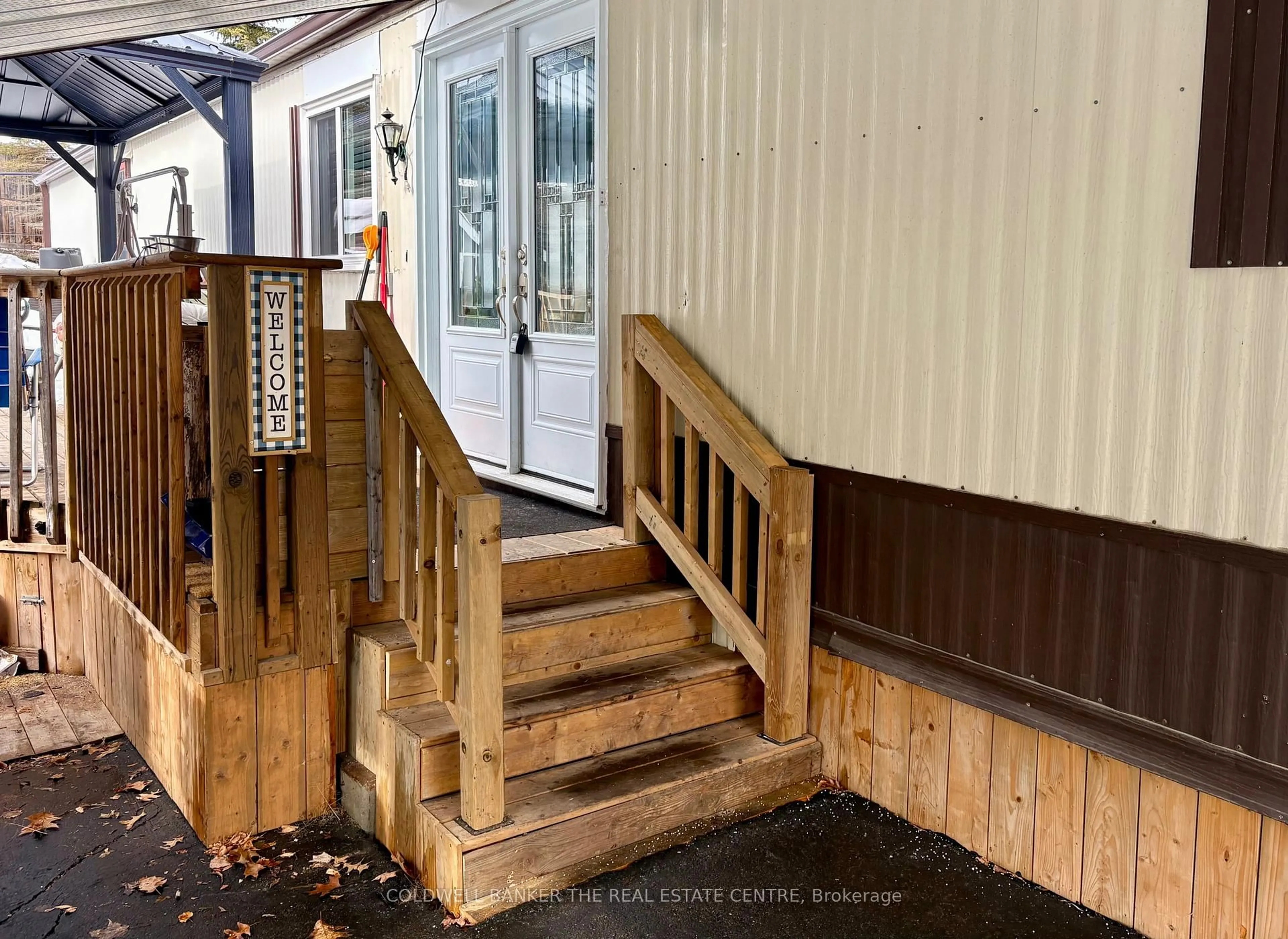 Indoor entryway for 17 Georgian Glen Dr, Wasaga Beach Ontario L9Z 1K6